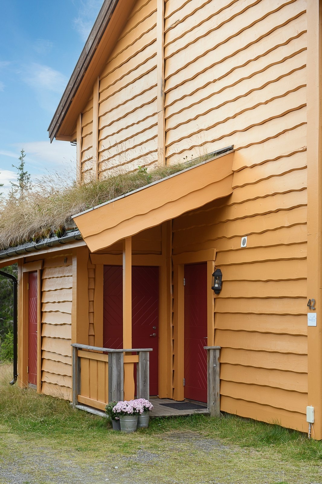 Grusede interne veier og parkeringsarealer i området. 2 biloppstillingsplasser utenfor egen leiligheten. Galleribilde