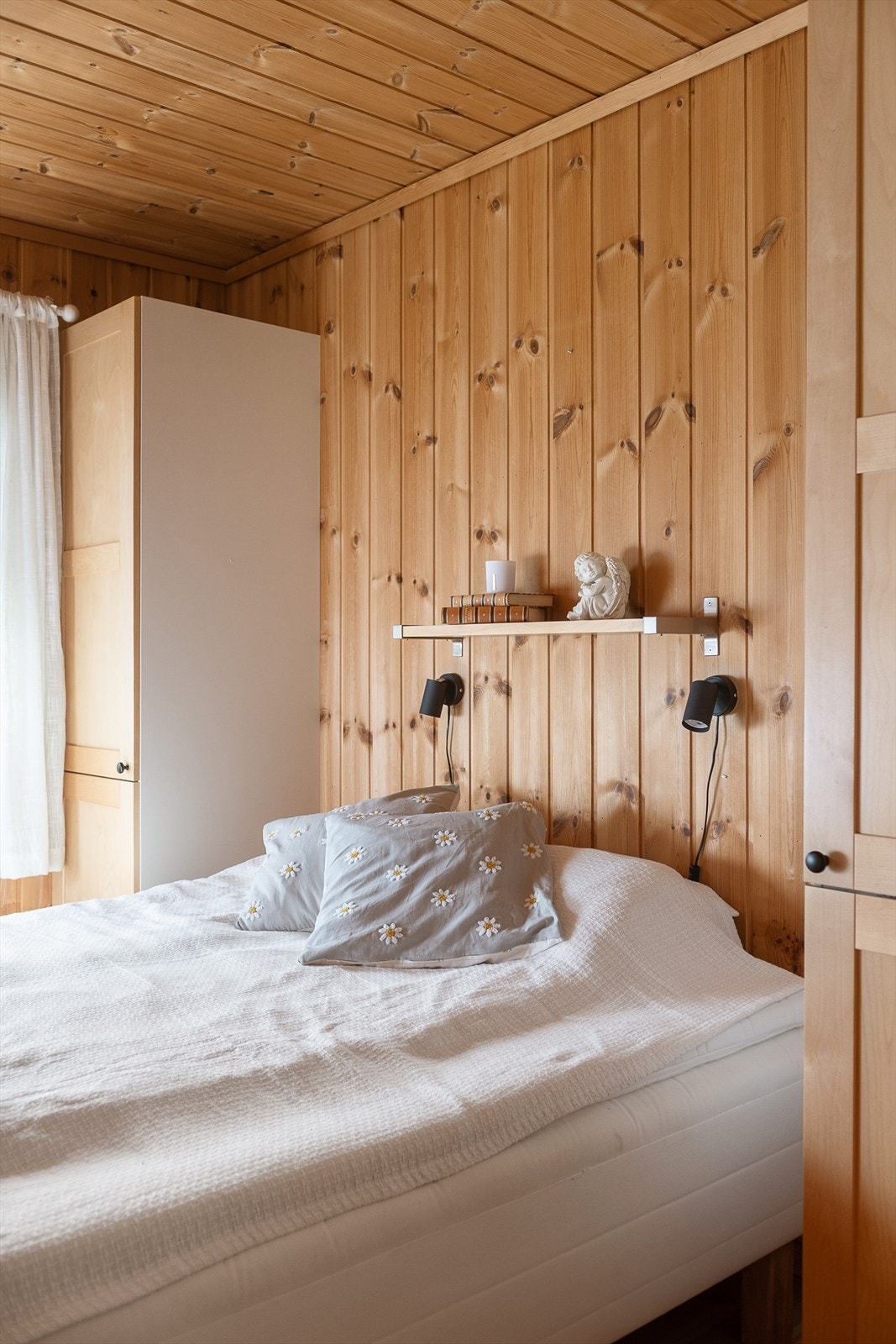 Romslig soverom med dobbeltseng, praktisk oppbevaring i skap langs veggen. Galleribilde