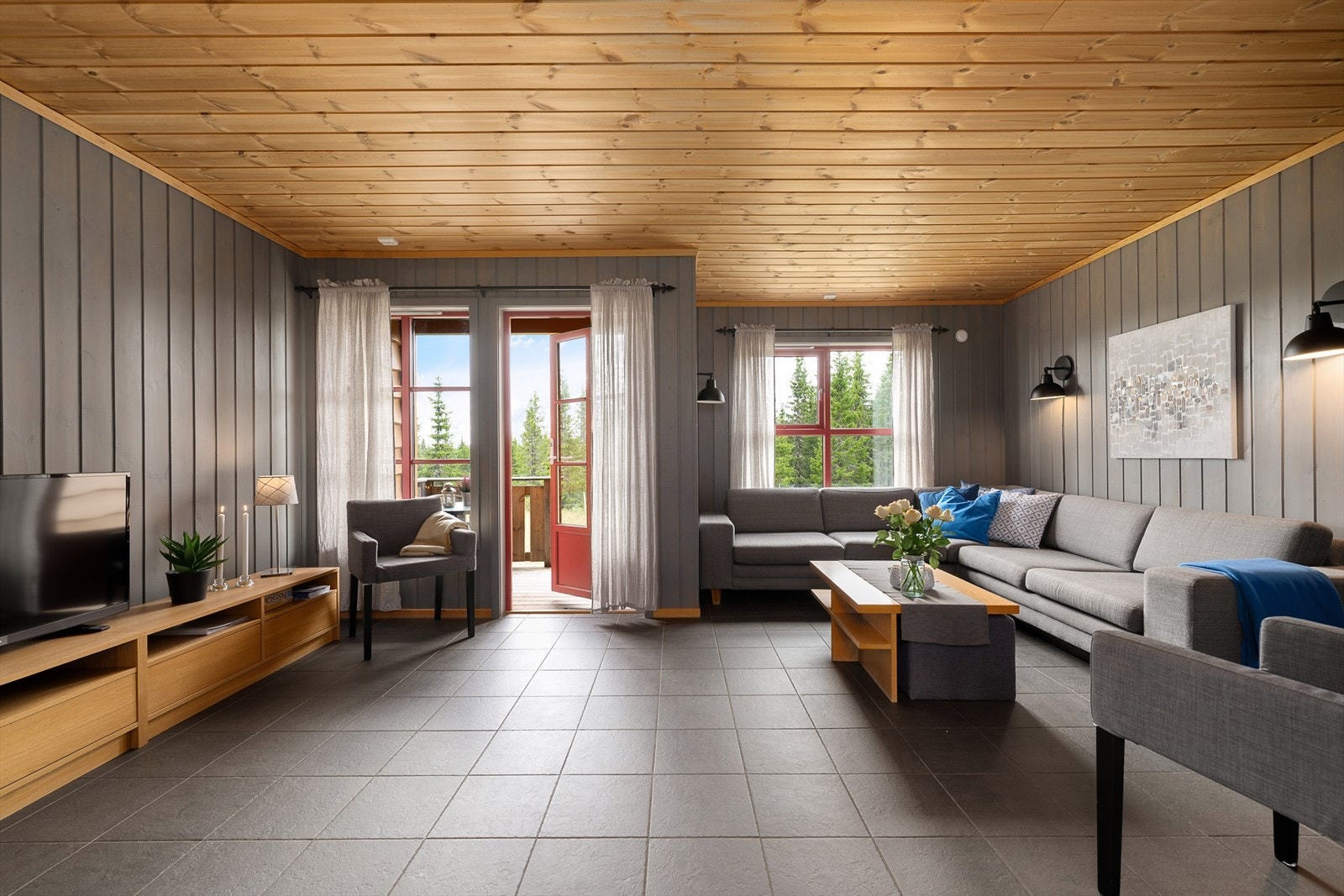 Direkte utgang til terrasse fra stua. Galleribilde