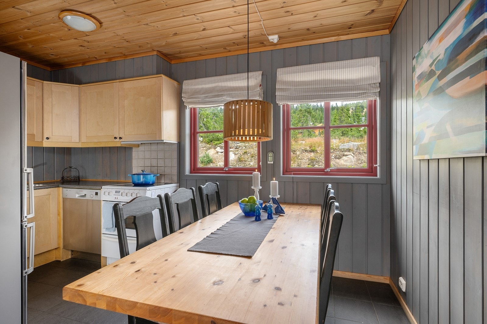 Delvis åpen løsning mellom stue og spiseplassen. Galleribilde