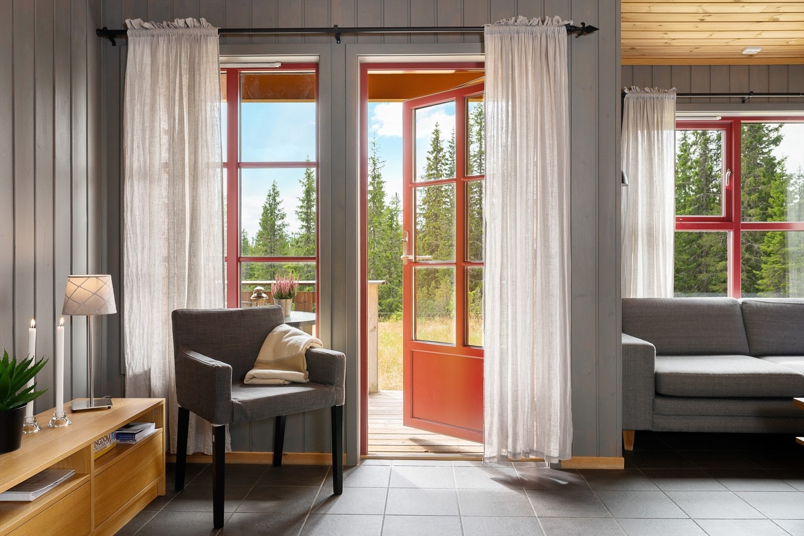 Utgang til terrasse og hage fra stuen. Galleribilde