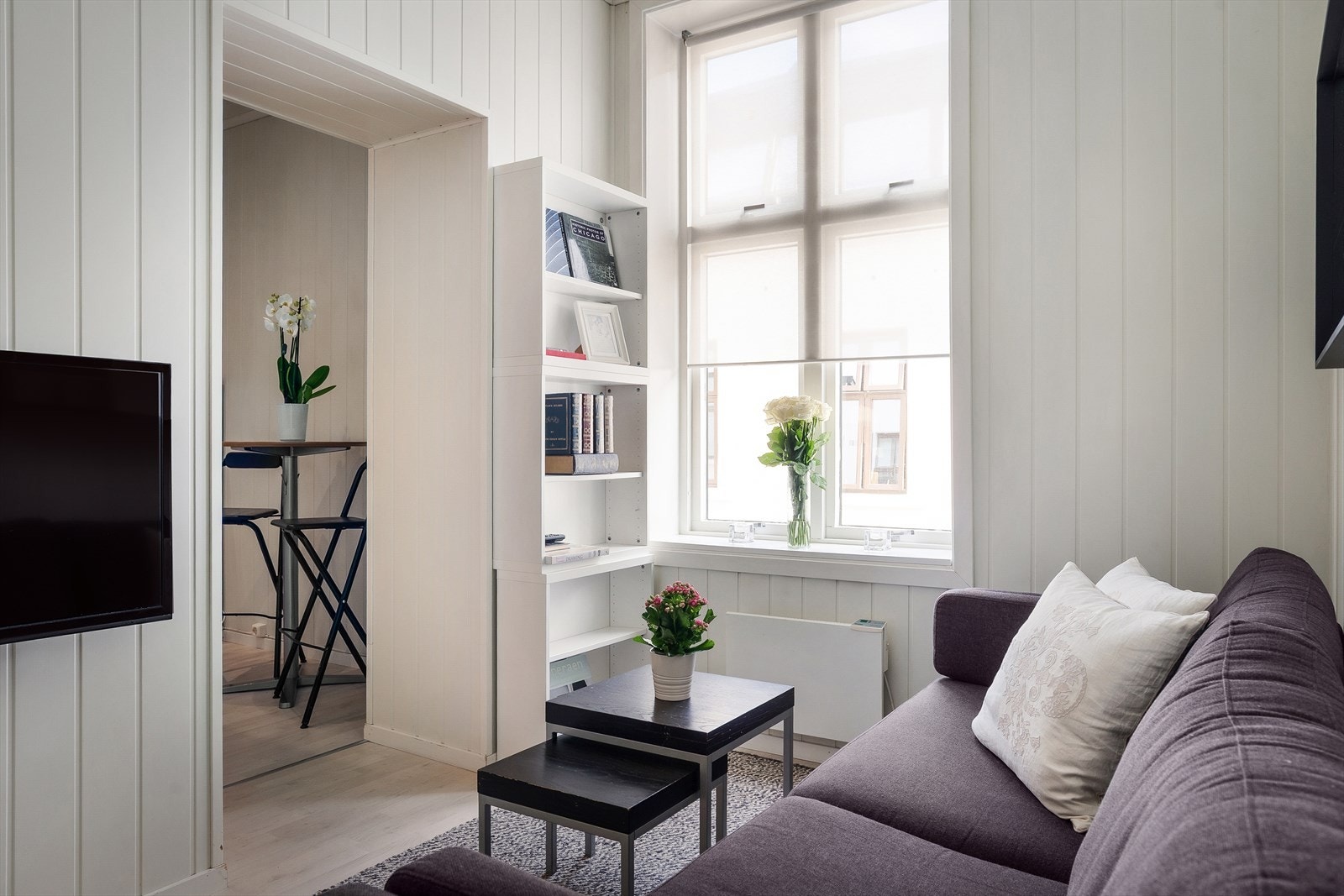 Leiligheten ligger i byggets 3. etasje med heis og fremstår som skjermet og lys Galleribilde