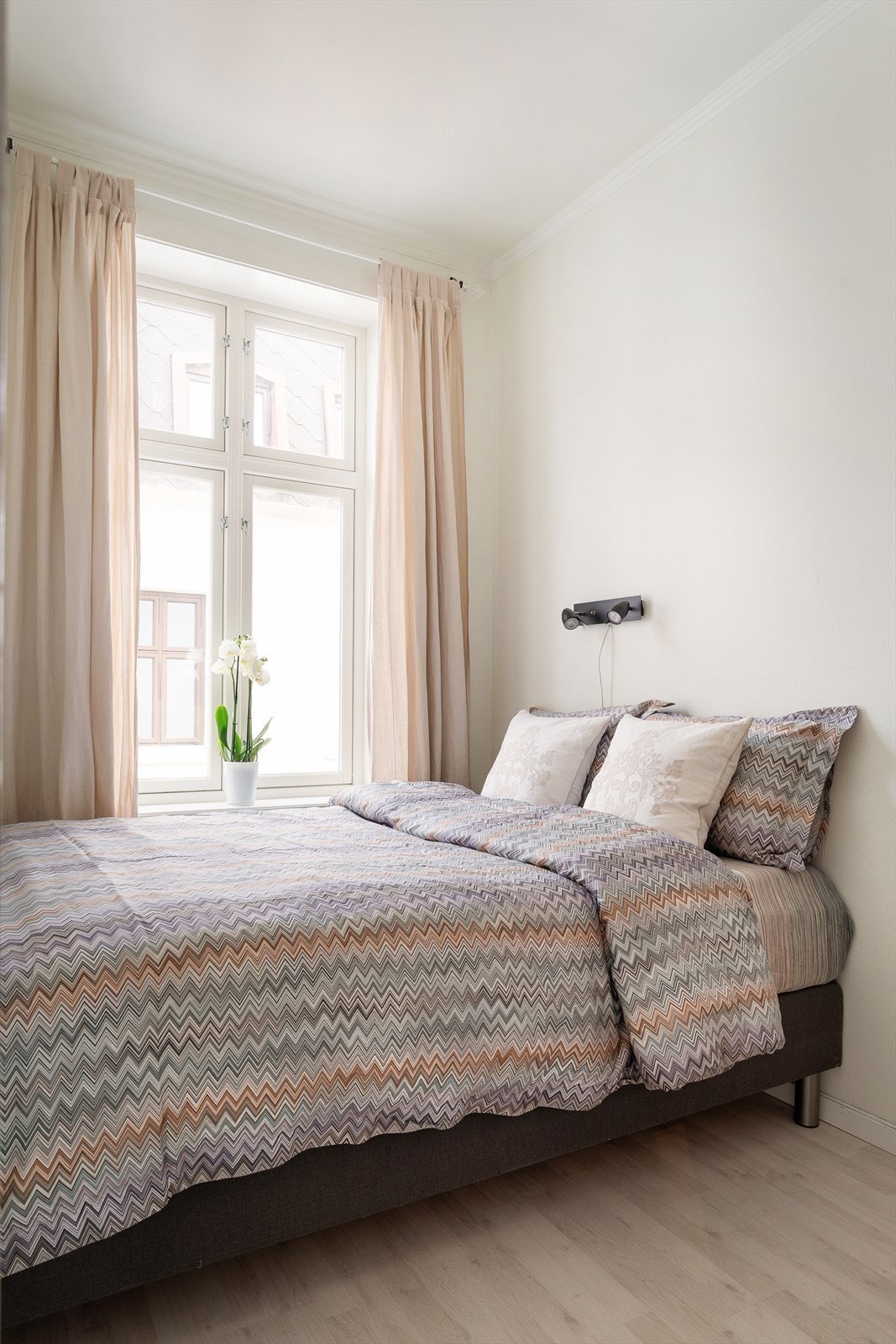 Soverommet har plass til dobbeltseng og garderobe Galleribilde