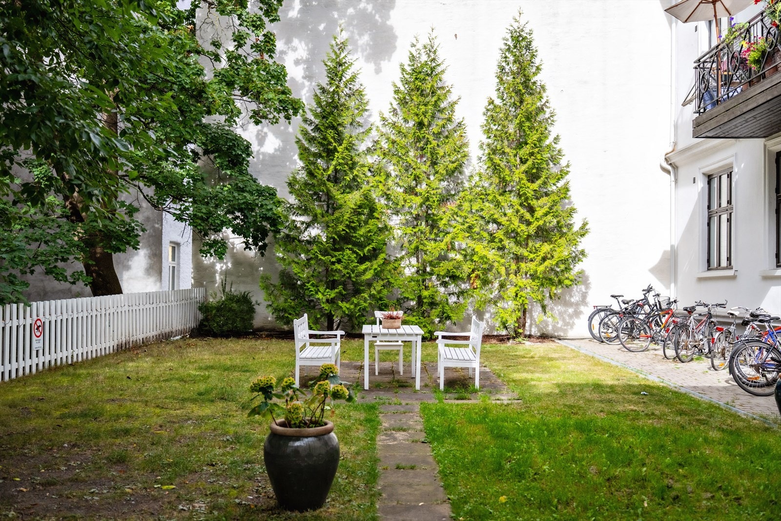 Rolig og idyllisk bakgård med plen og sittegruppe Galleribilde