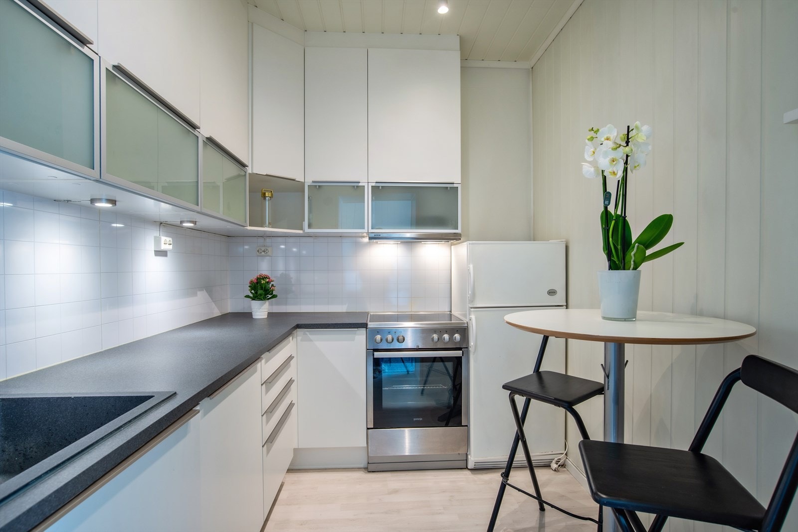 Kjøkkeninnredning fra HTH med glatte laminerte fronter, laminert benkeplate med nedsenket oppvaskkum Galleribilde