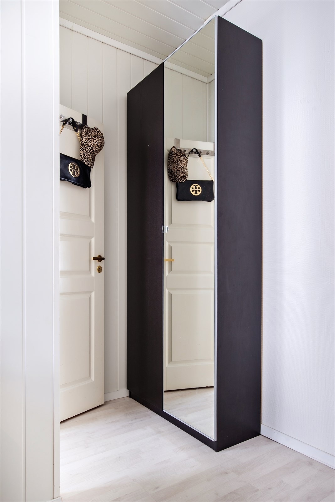 Gang med garderobeskap før soverom Galleribilde