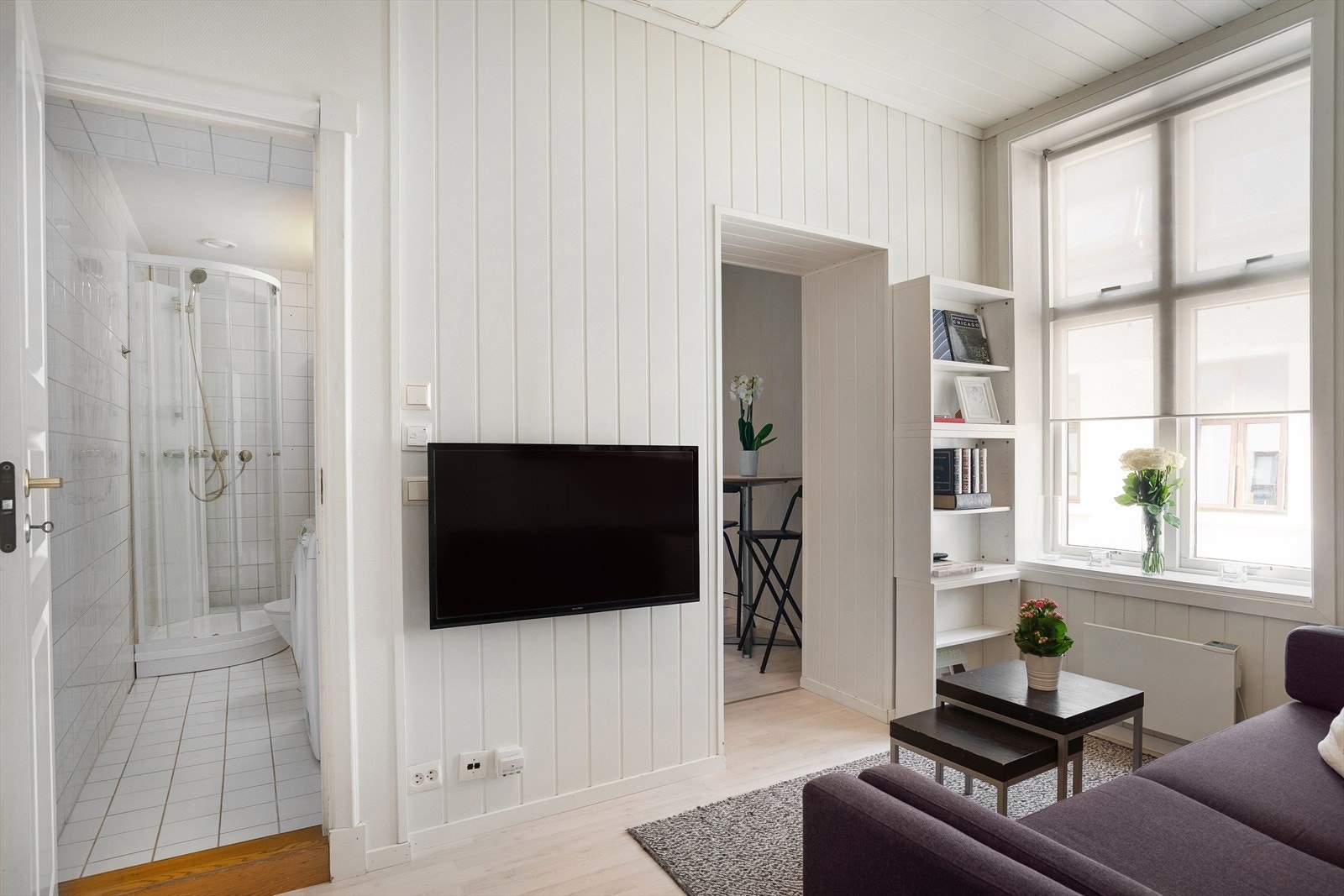 Gode takhøyde og store vinduer skaper en lys og luftig atmosfære Galleribilde