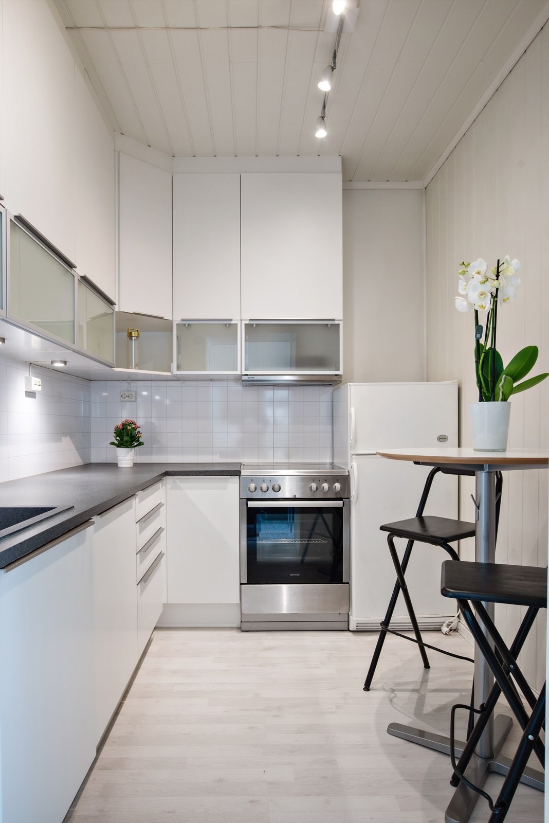 Det er plass til et hyggelig lite spisebord Galleribilde