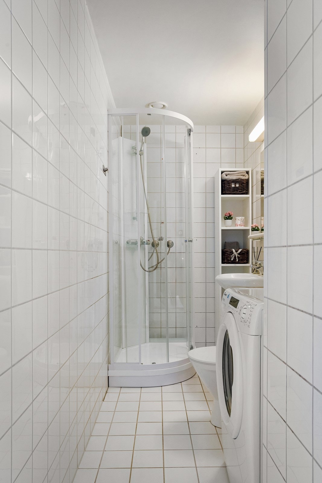 Flislagt bad med gulvvarme og opplegg for vaskemaskin og tørketrommel Galleribilde