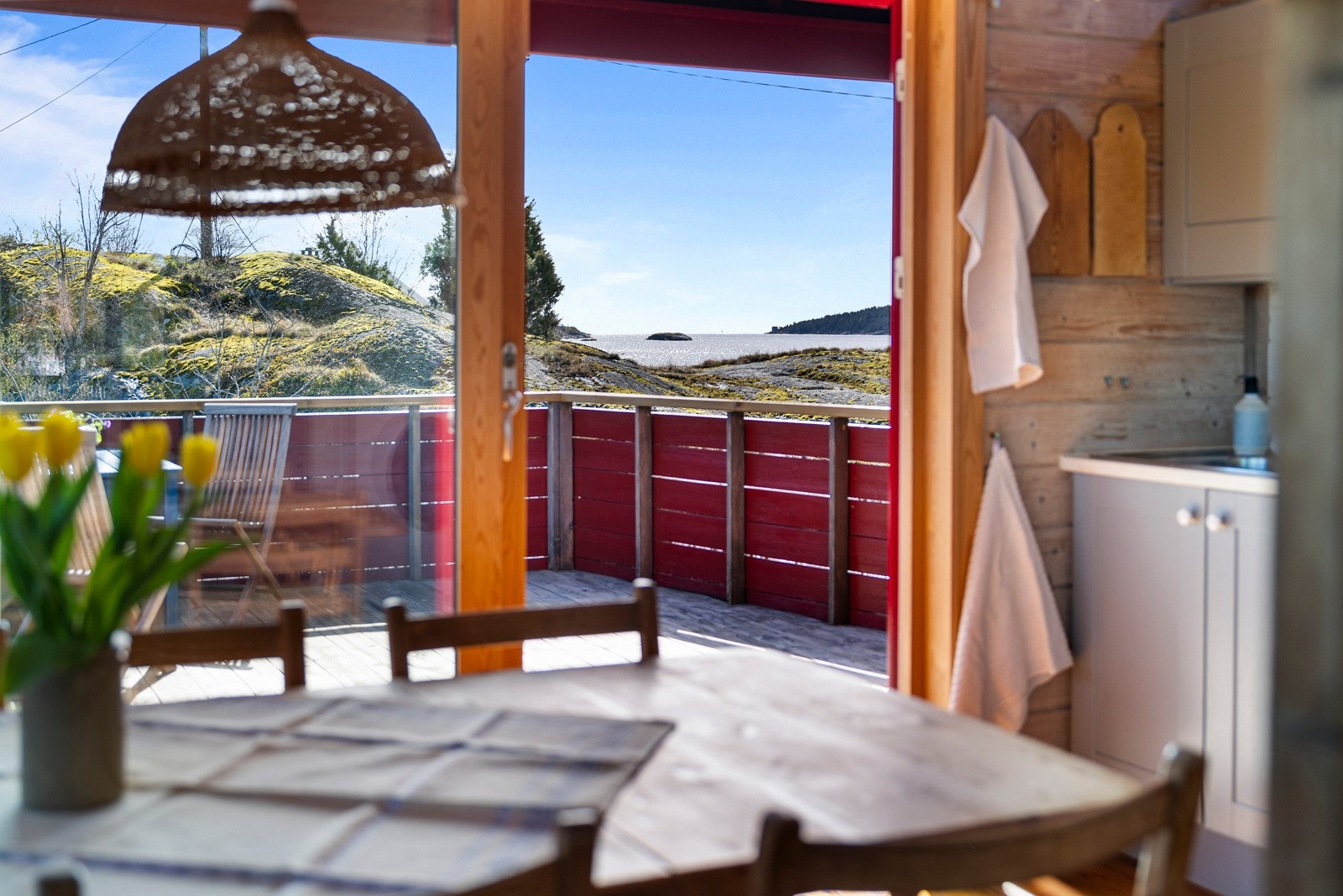 Direkte utgang fra kjøkkenet til terrasse. Dette skaper en luftig atmosfære. Galleribilde
