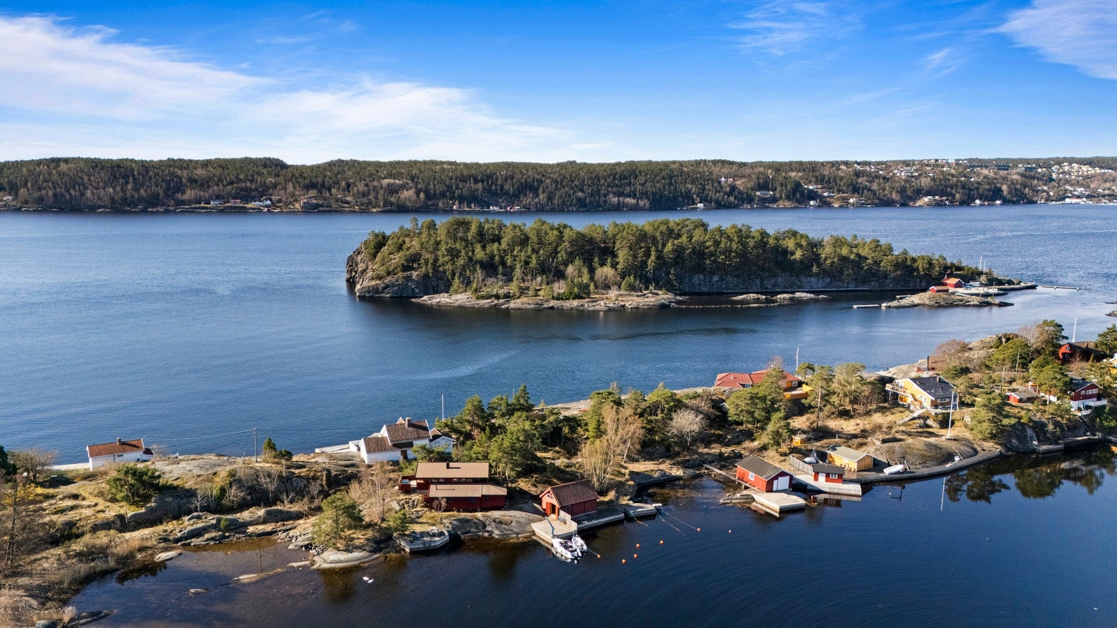 Ankring er ikke lov i Skåtøyroa, men i tillegg til to brygge-nære moringer har fritidsboligen godkjent moring 20 meter fra brygge, noe som muliggjør trygg havn også for større båter. Galleribilde