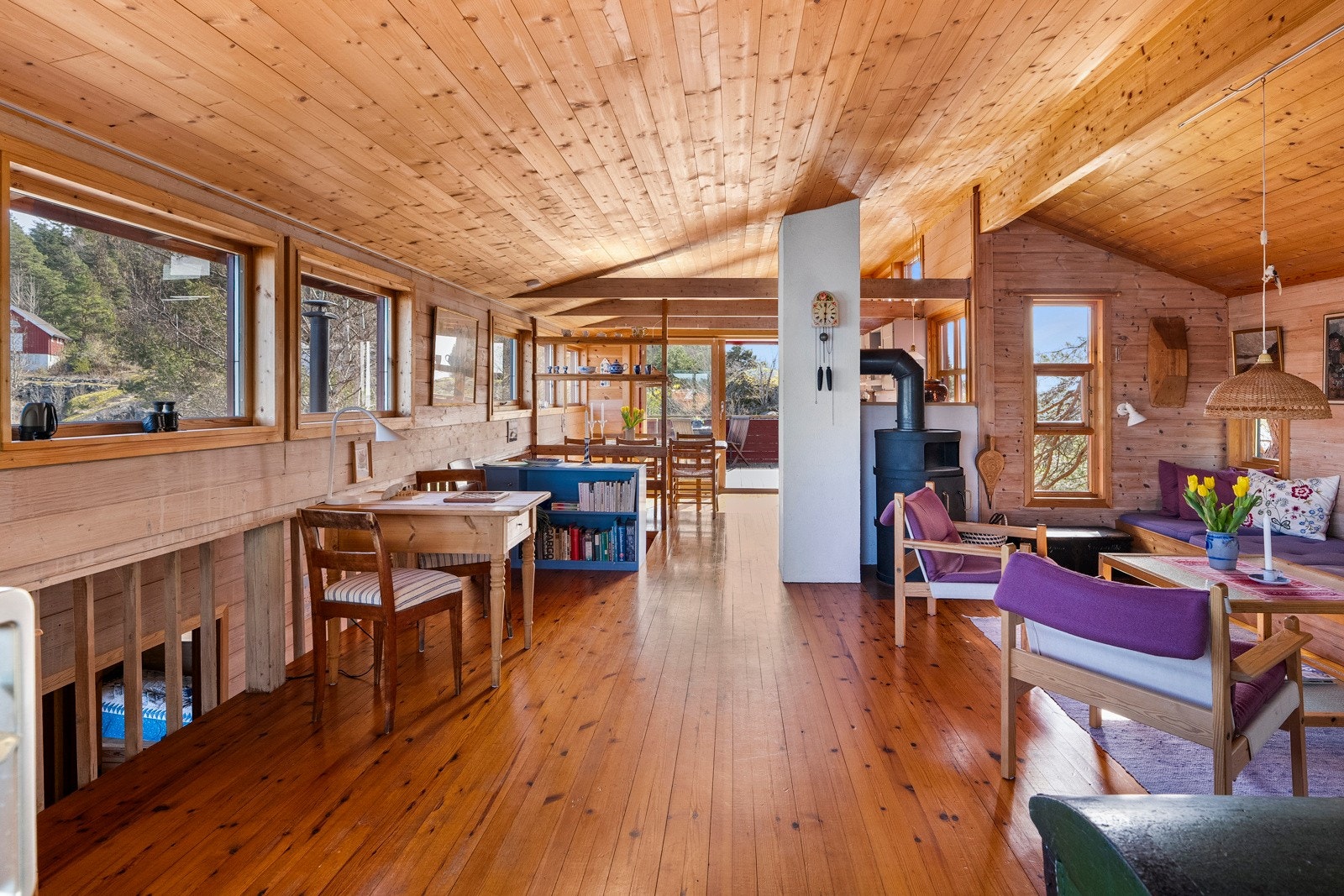 Stuens utforming gir deg frihet til å innrede med både sofagruppe og spisebord, hvor du kan samle venner og familie. Galleribilde