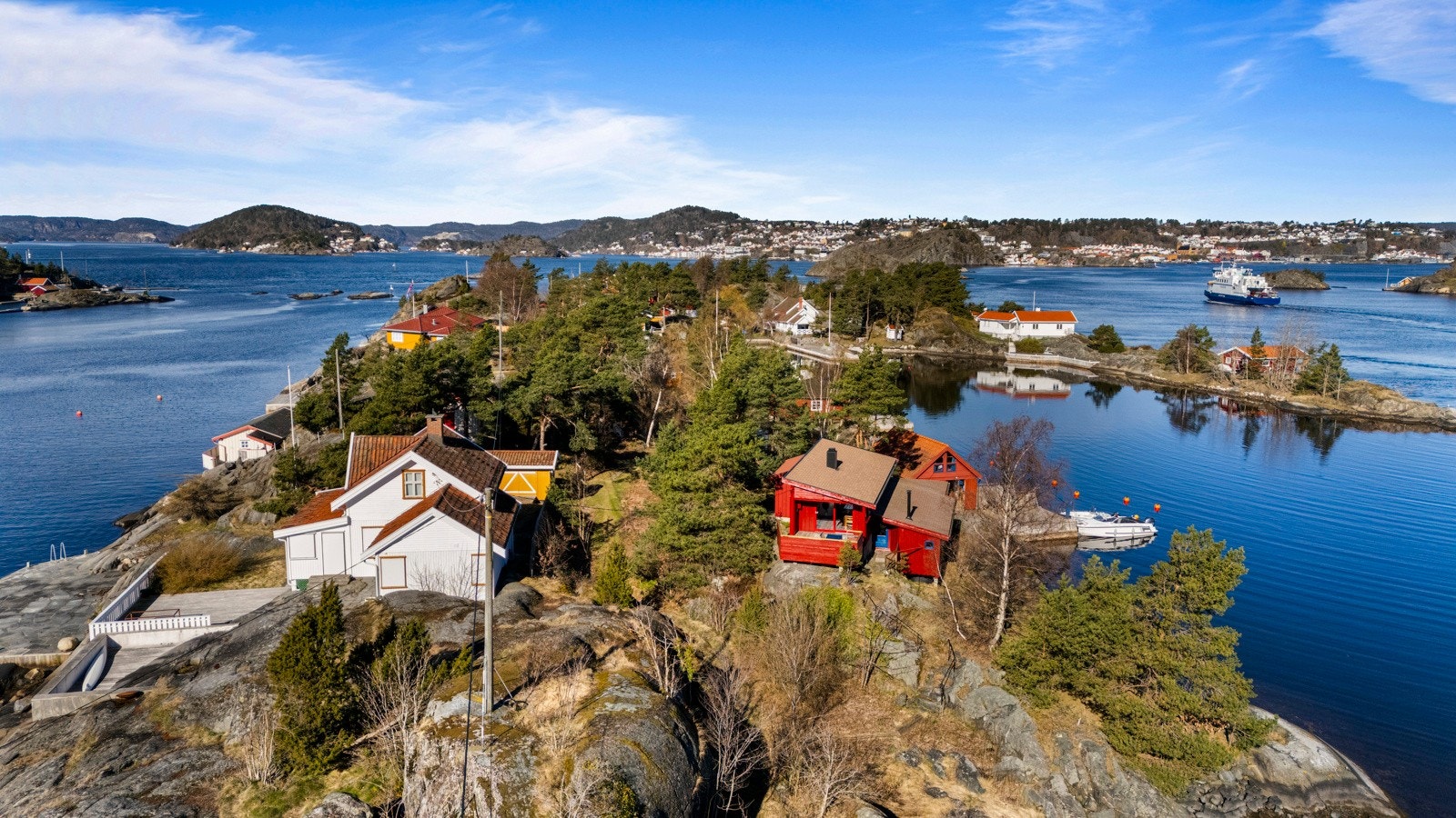 Tomten er en del av en eiendom som gir deg nærhet til både strandlinje og brygger, og inviterer til båtliv rett utenfor døren. Galleribilde