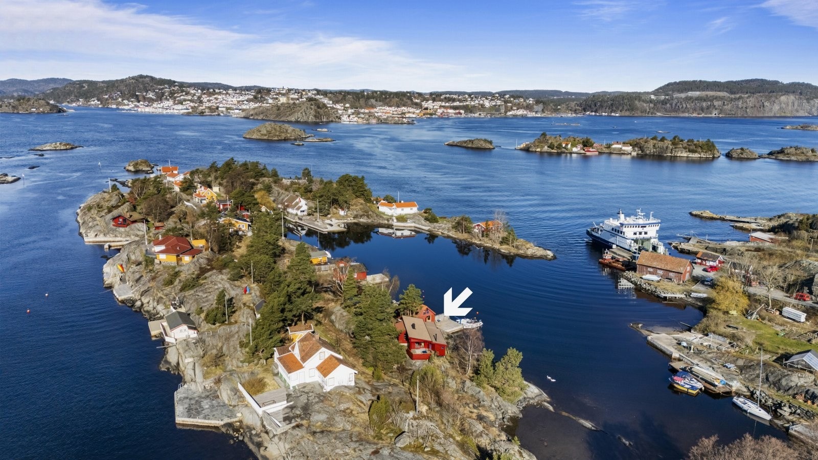 Denne koselige fritidsboligen ligger i et solrikt område på Skåtøy, med flott utsikt til både havet og Kragerø by. Galleribilde