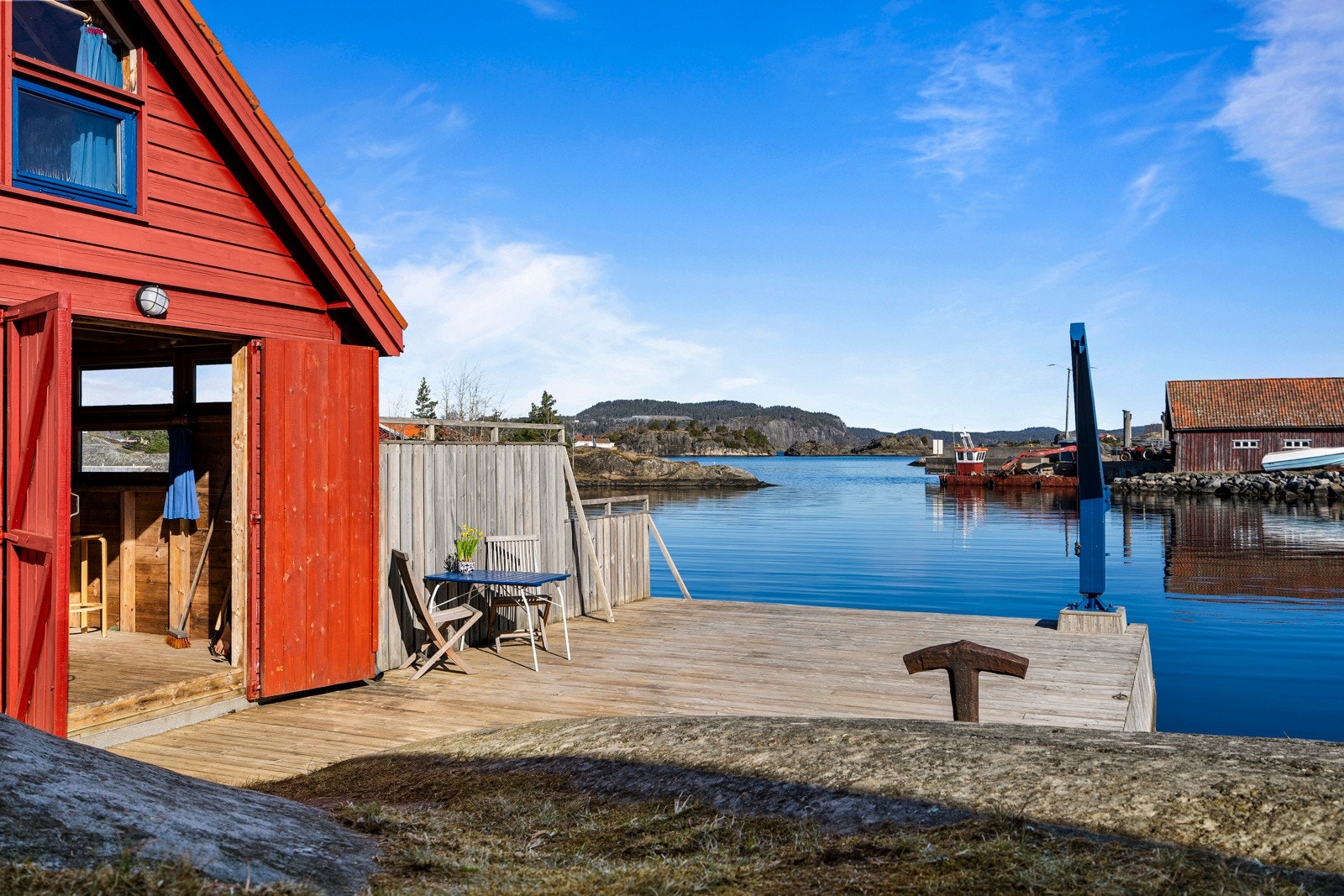 Her kan du nyte den friske sjøluften og lyden av bølgene som slår mot strandkanten. Det er lett å rulle ut over bryggen for litt kajakkpadling, fiske av makrell, eller krabbe og hummer. Galleribilde