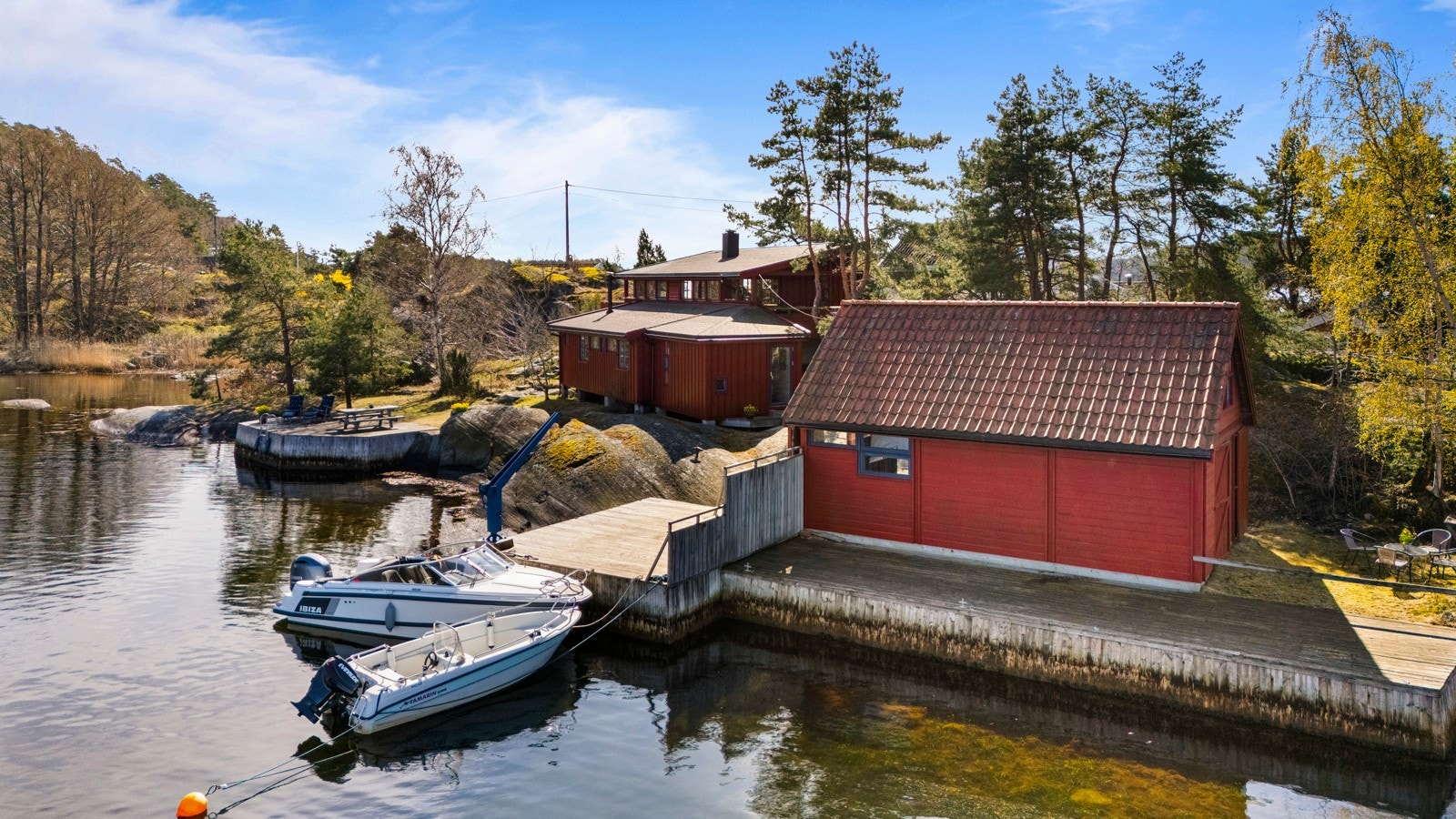 Den lange strandlinjen med to brygger, svaberg og strand gir deg en følelse av å ha din egen private tilflukt fra hverdagens kjas og mas. Galleribilde