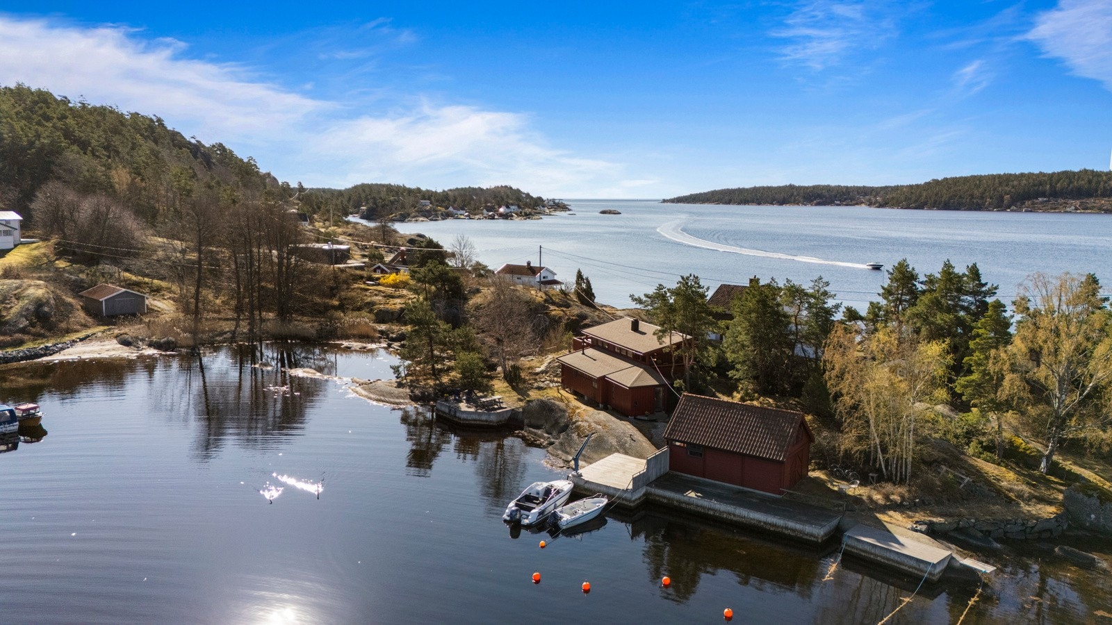 To brygger og lang egen strandlinje gir deg muligheten til å oppleve sjøen på nært hold, enten det er for en svømmetur fra badestigen eller en båttur ut i Kragerøs vakre skjærgård. Galleribilde
