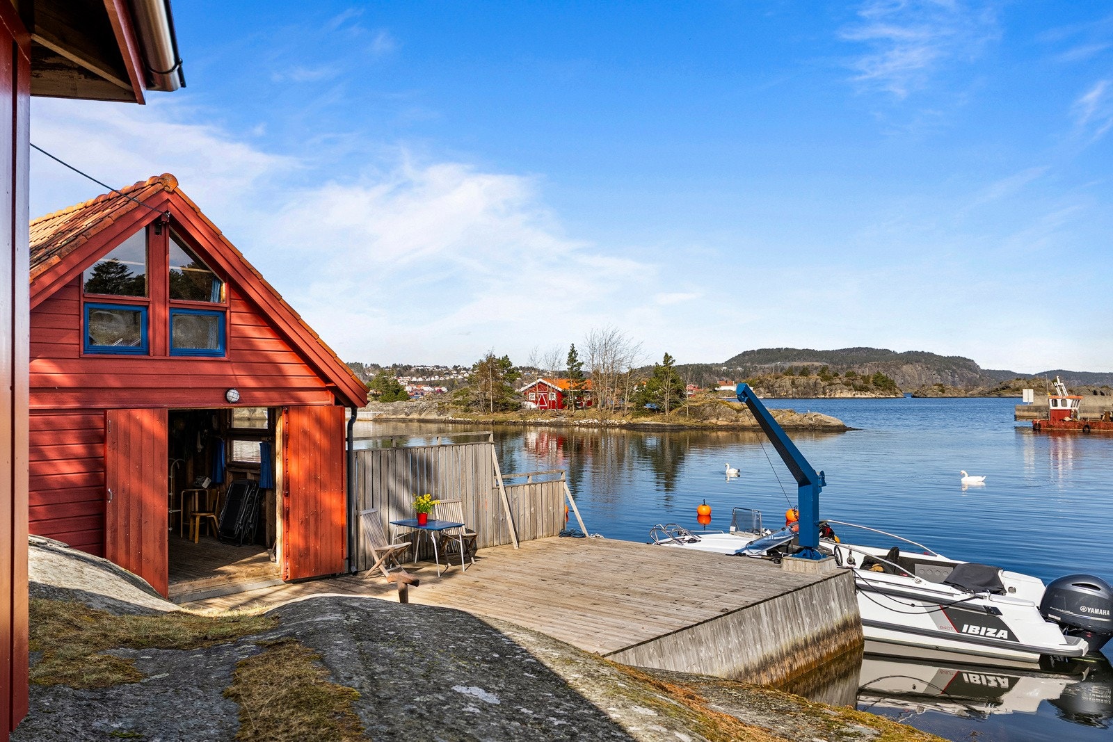 På bryggen ved naustet er det kran for opptak av båt til egen brygge. Galleribilde