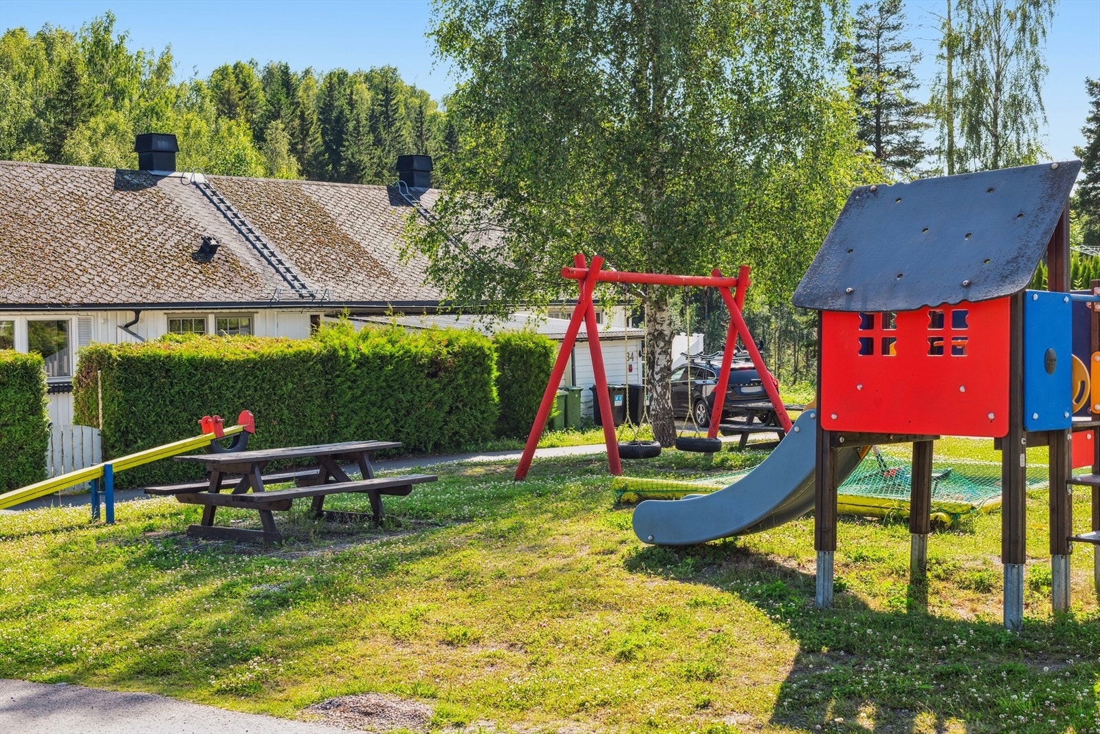 Et steinkast fra inngangsdøra finner en også lekeplass for de yngste. Galleribilde