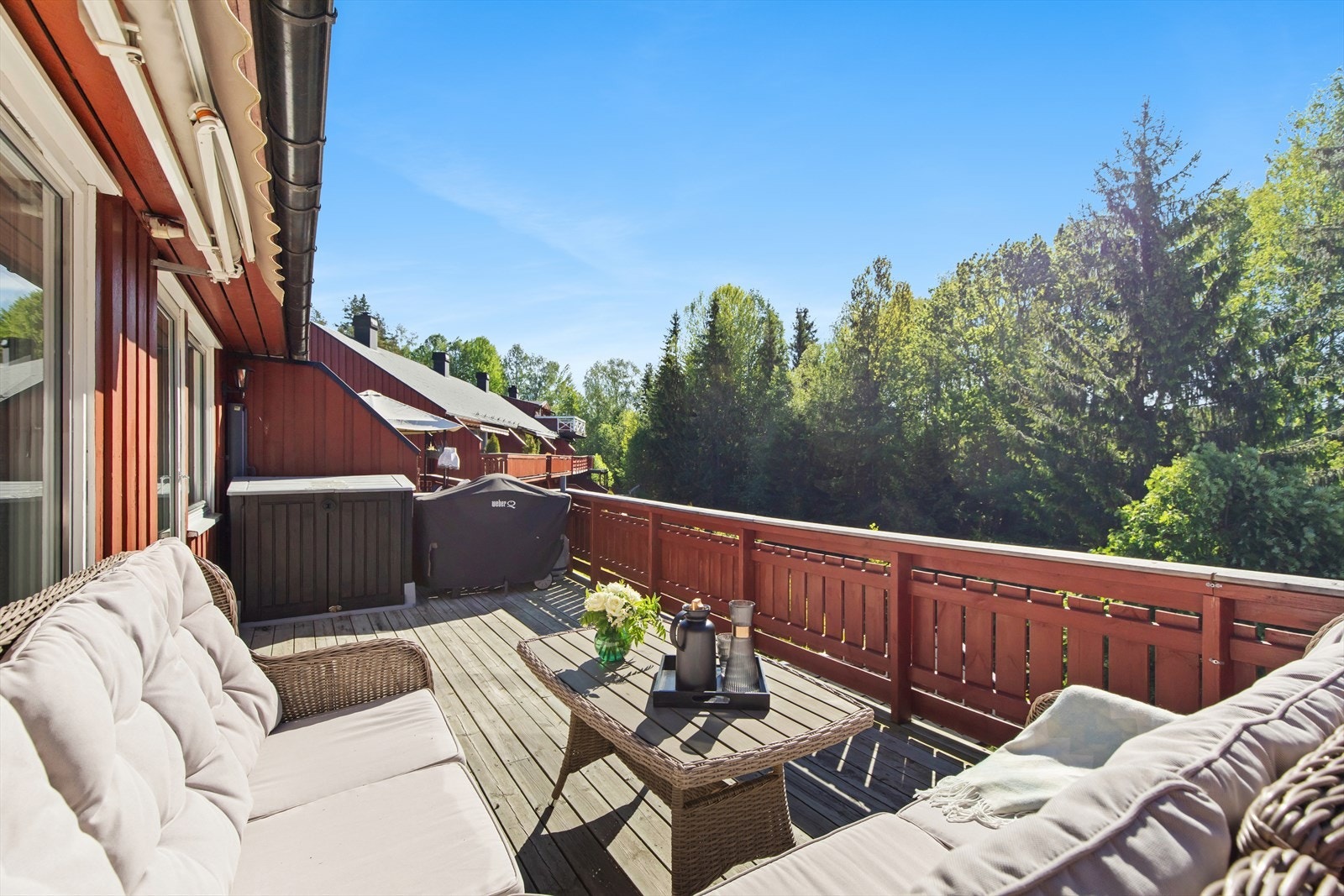 Romslig og fin terrasse med gode solforhold. Galleribilde