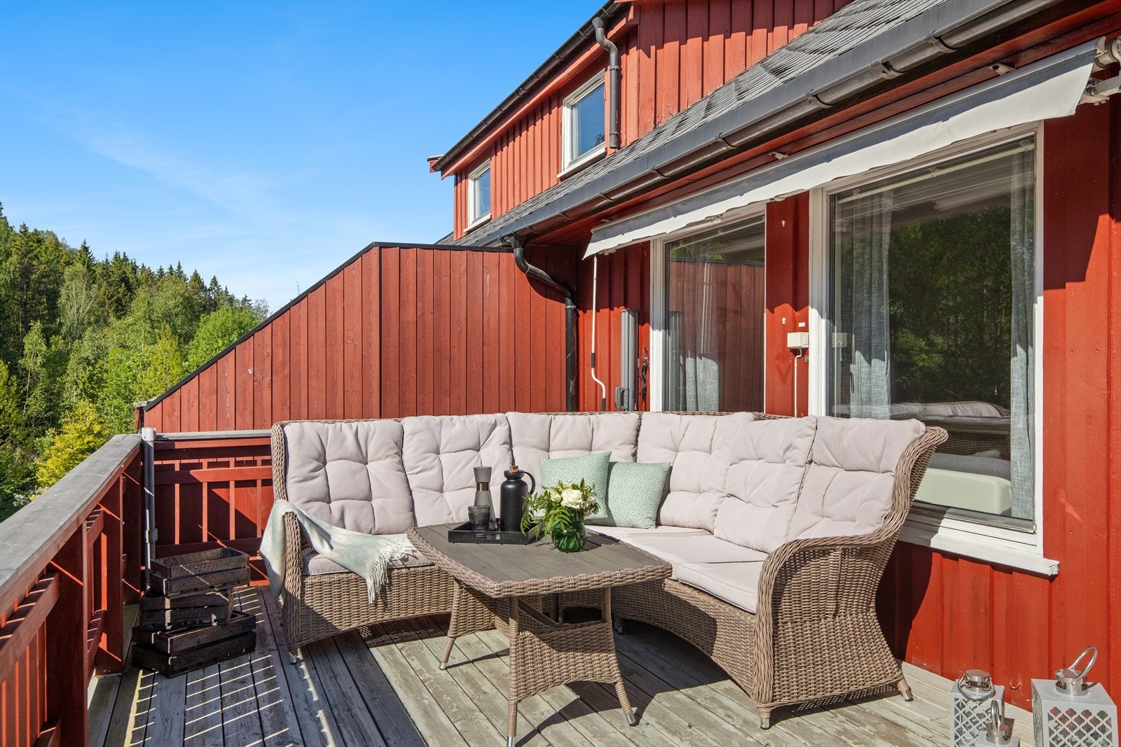 Terrassen er også utstyrt med markise som kommer godt med på varme sommerdager. Galleribilde