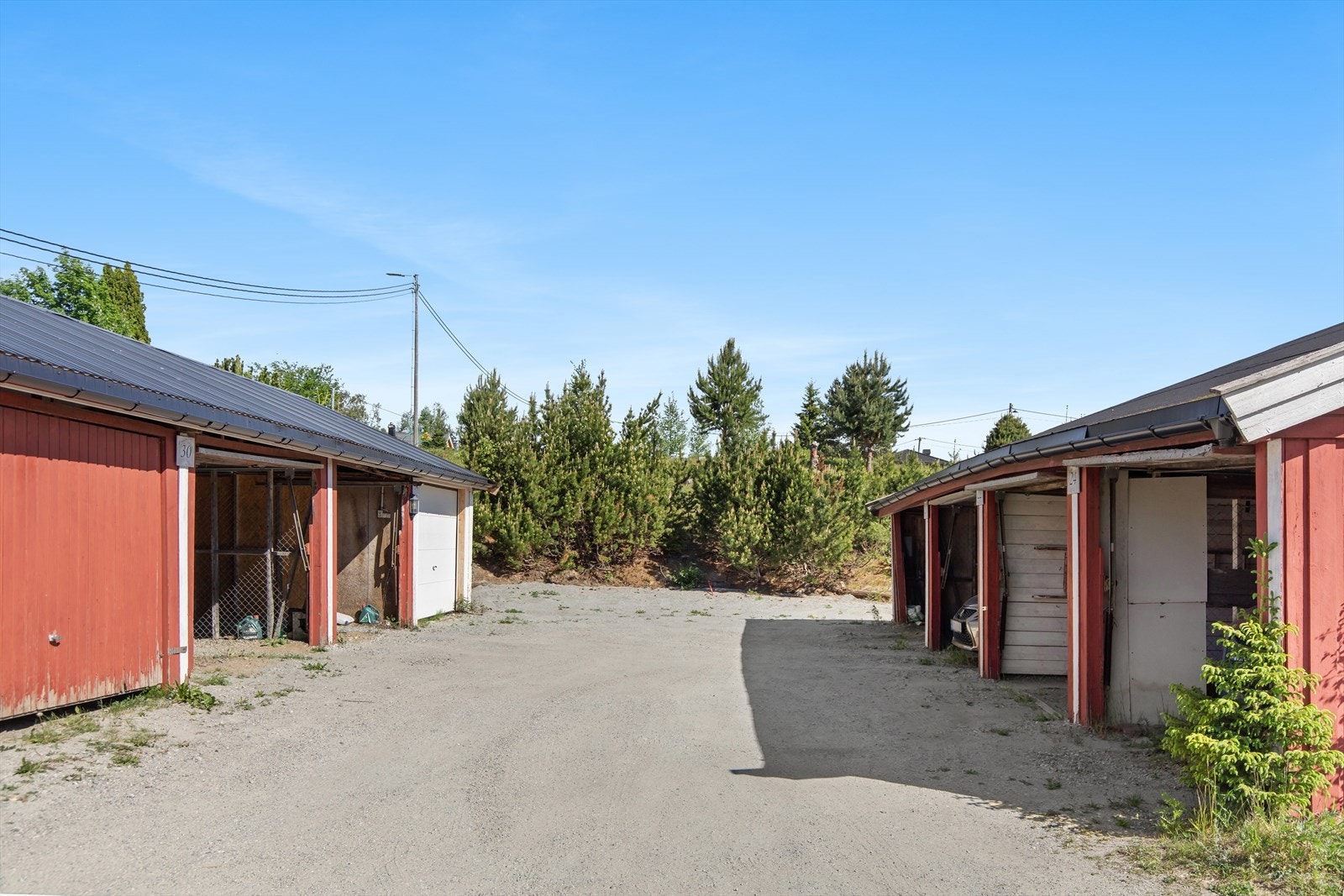 Det medfølger en garasjeplass i felles garasjerekke, i tillegg til 1 utendørs parkeringsplass. Galleribilde
