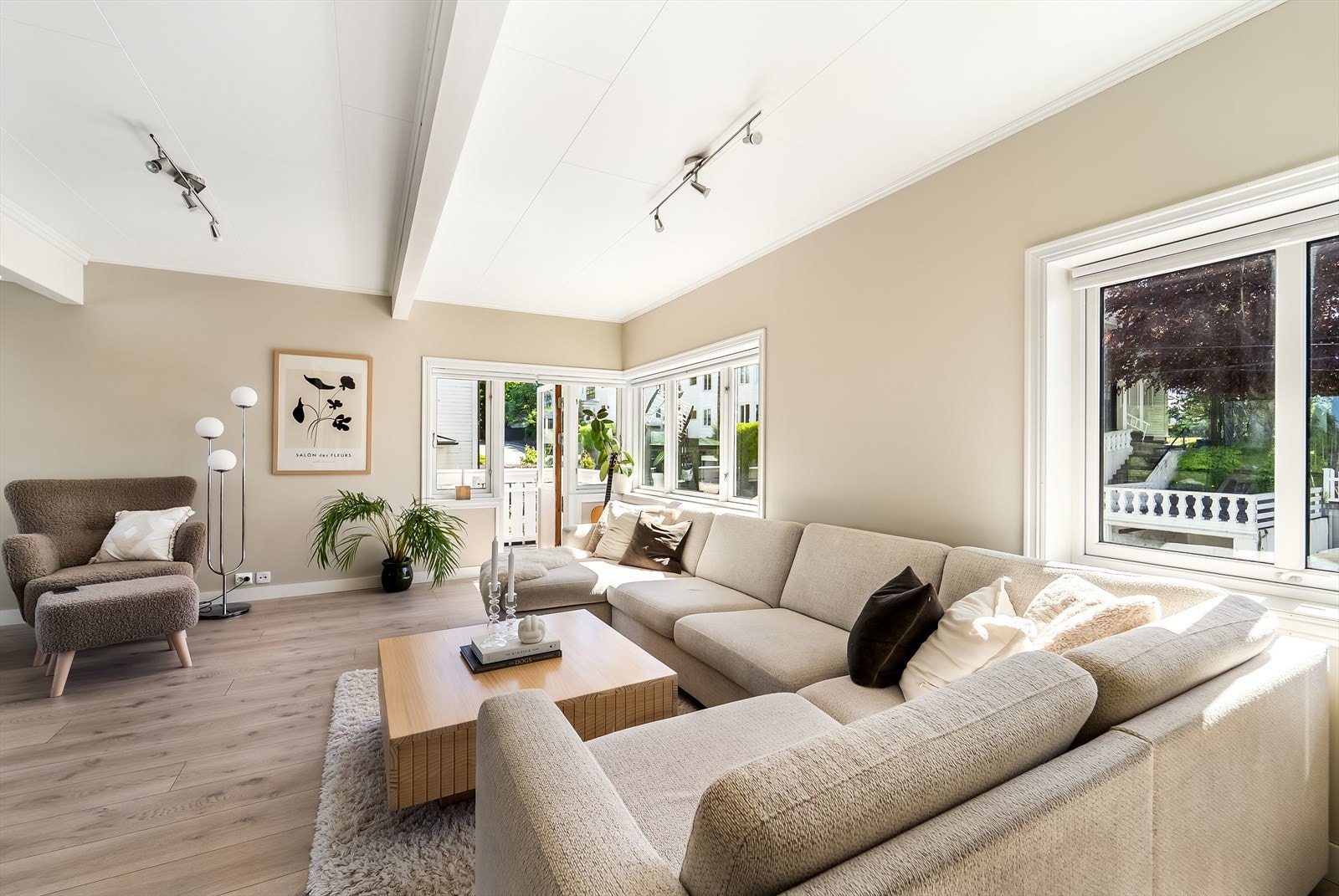 Lys og romslig stue med store vinduer som slipper inn mye naturlig lys. Galleribilde