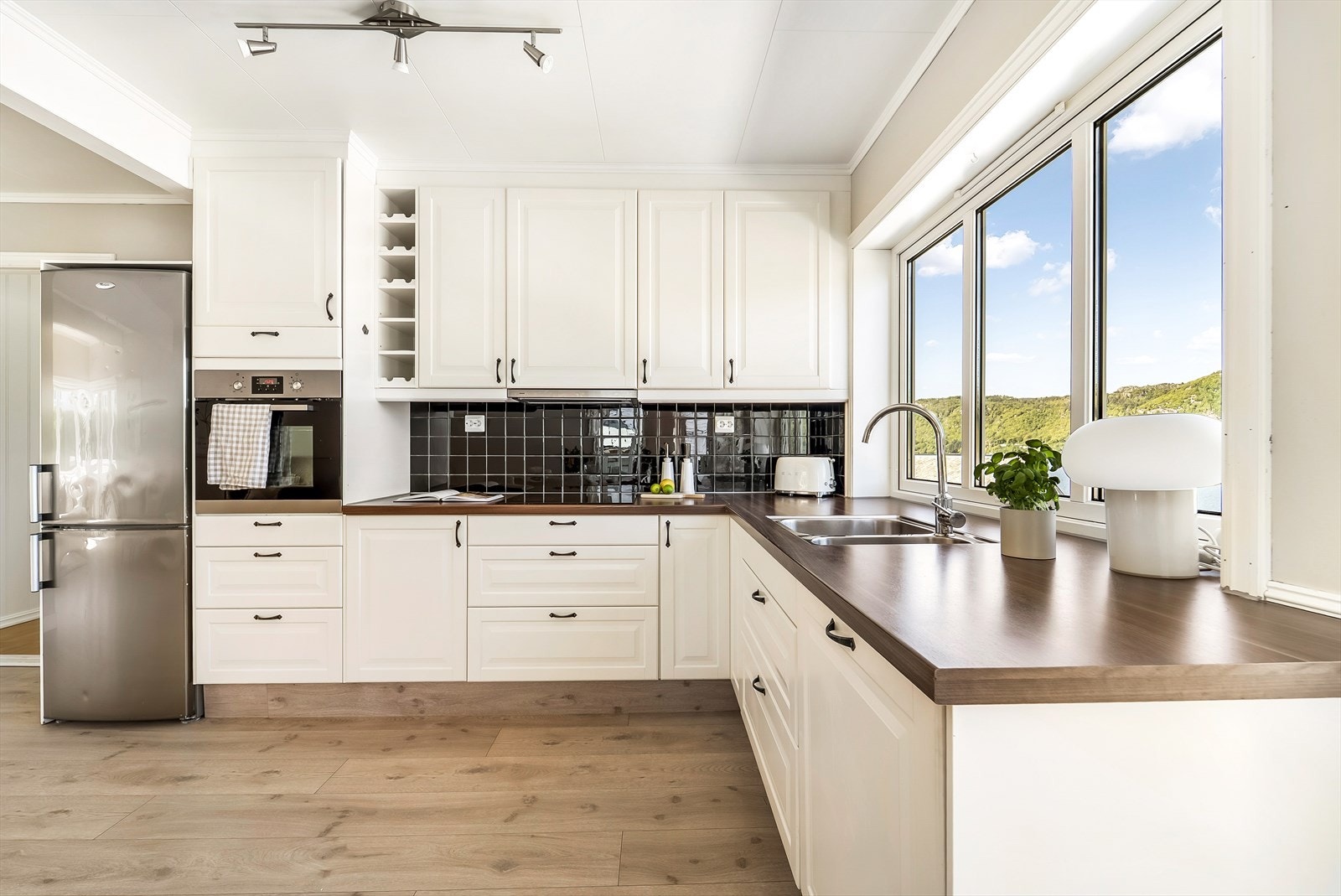 Kjøkkenet har godt med skap- og benkeplass. Løsningen byr på en god arbeidsplass. Galleribilde