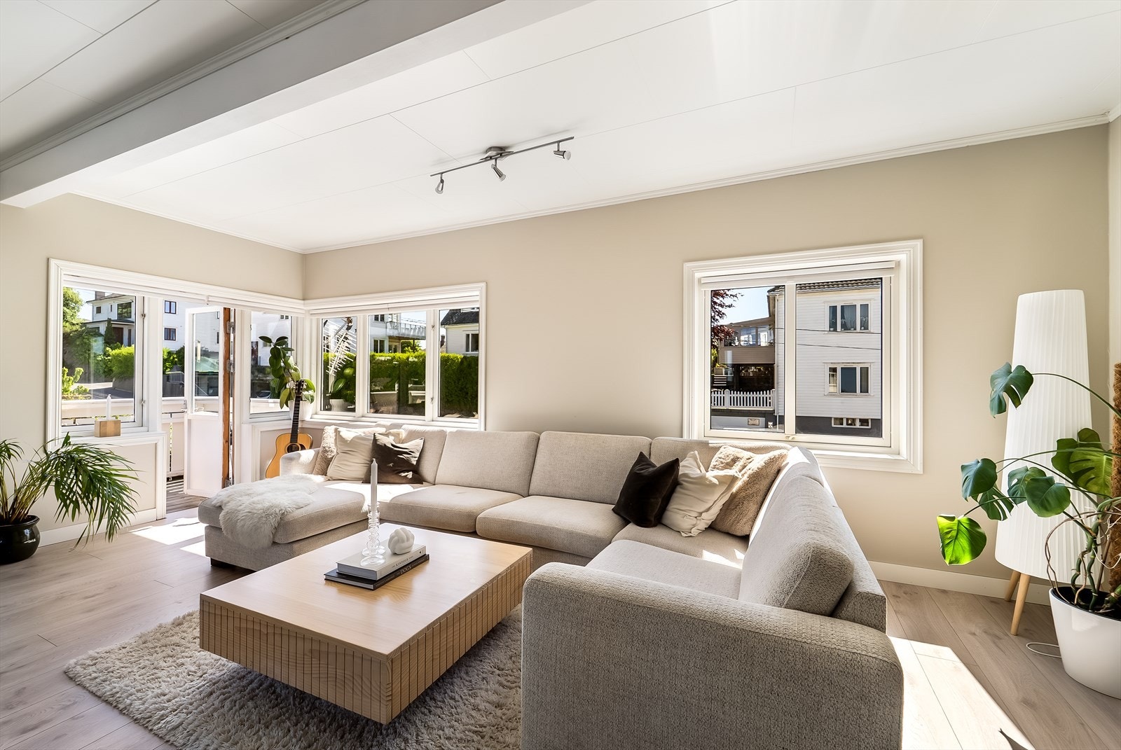 Delikat innredet stue med utgang til en solrik balkong. Galleribilde