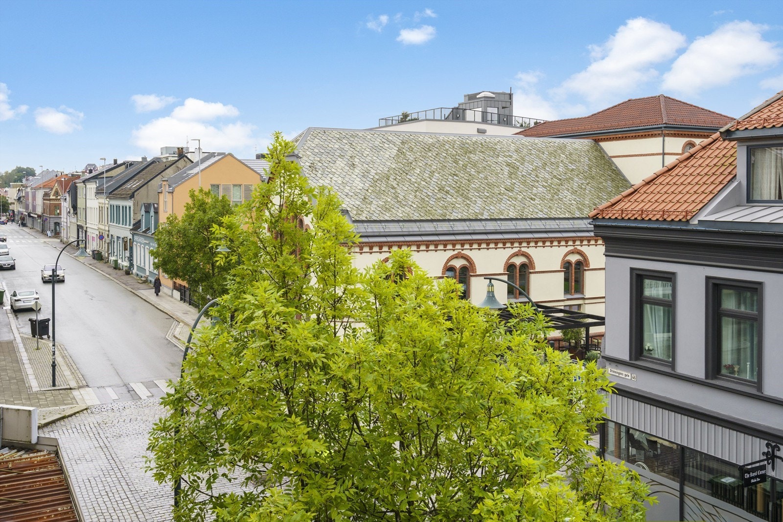 Med beliggenhet i 3 etasje kommer du opp fra gateplan og får fin og luftig utsikt over nabolaget Galleribilde