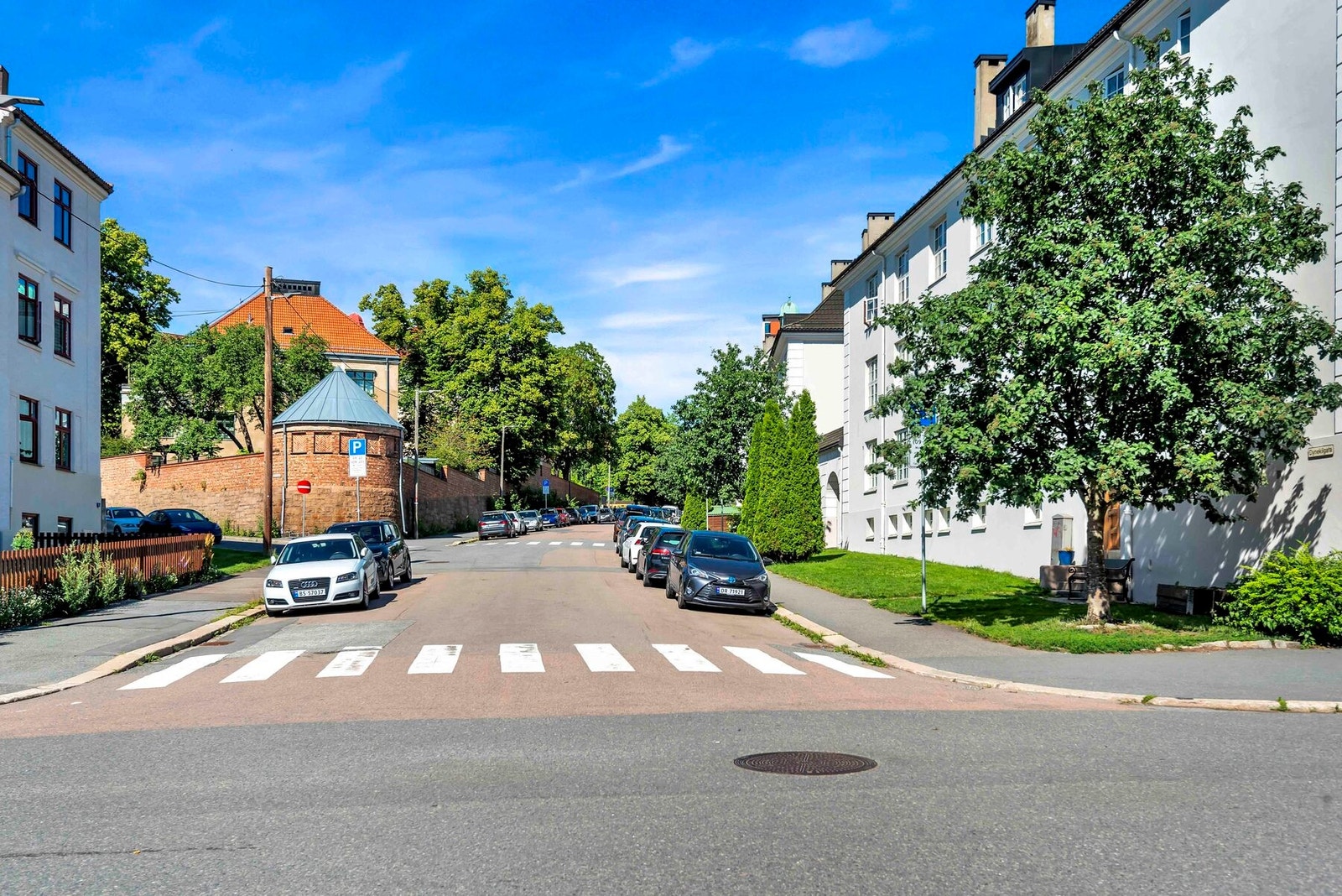 Eiendommen ligger i et attraktivt og sentralt boligområde på Rosenhoff - omkranset av nydelige kvartaler og klassisk arkitektur Galleribilde