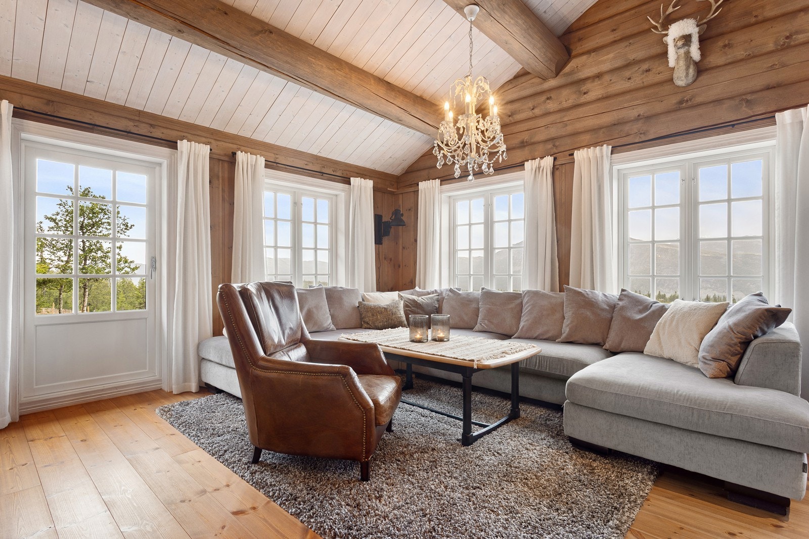 Fra stuen er det også utgang til terrasse. Galleribilde