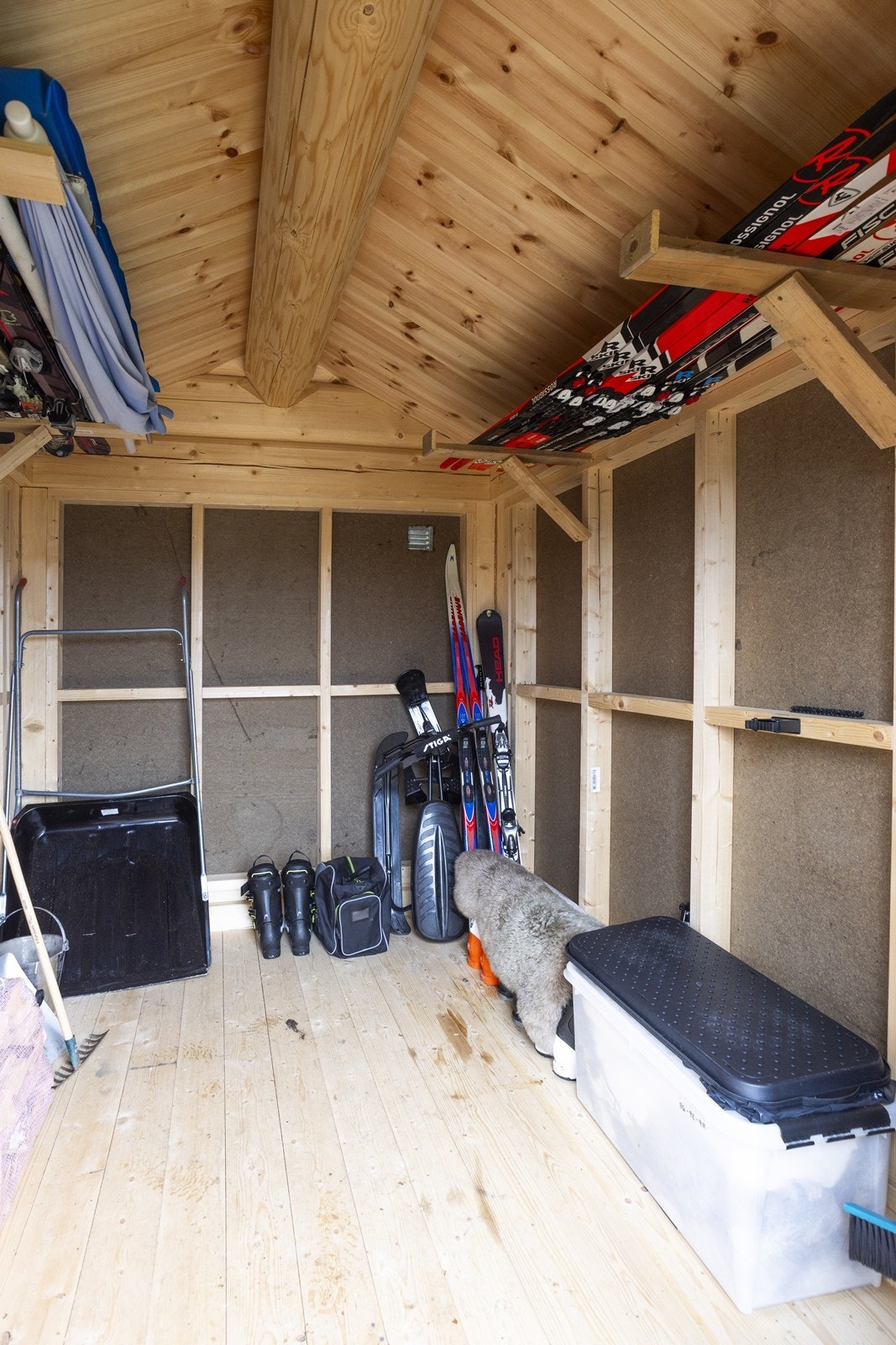 Den praktiske uteboden sørger for smart og enkel lagring av sesongutstyr, redskaper og annet du ønsker å ha lett tilgjengelig. Galleribilde