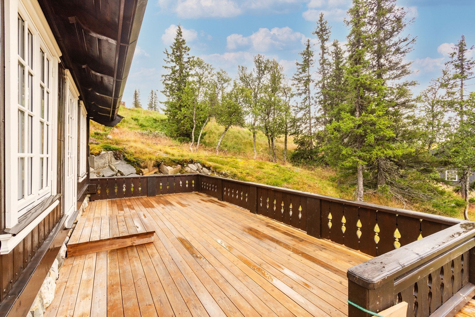 Terrassen forlenger oppholdsrommet på fine dager, og gir god plass for en hyggelig sittegruppe. Galleribilde