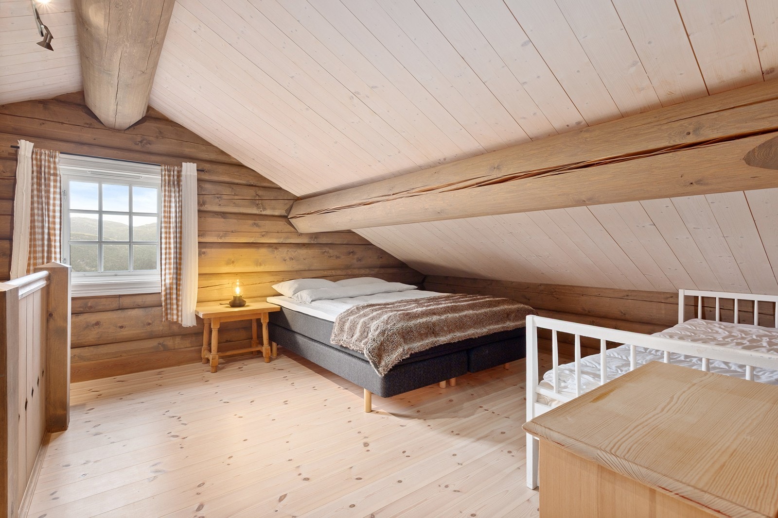 Loftet er praktisk innredet med flere sengeplasser. Galleribilde