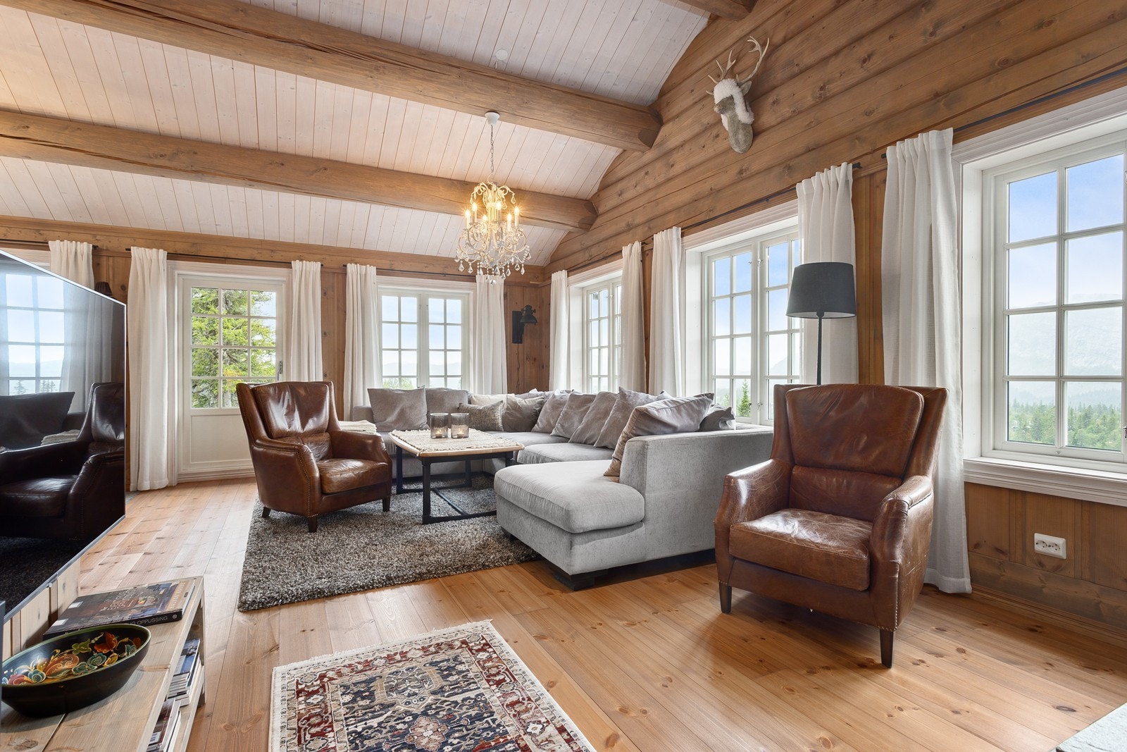 De store vindusflatene gir rikelig med naturlig lys. Galleribilde