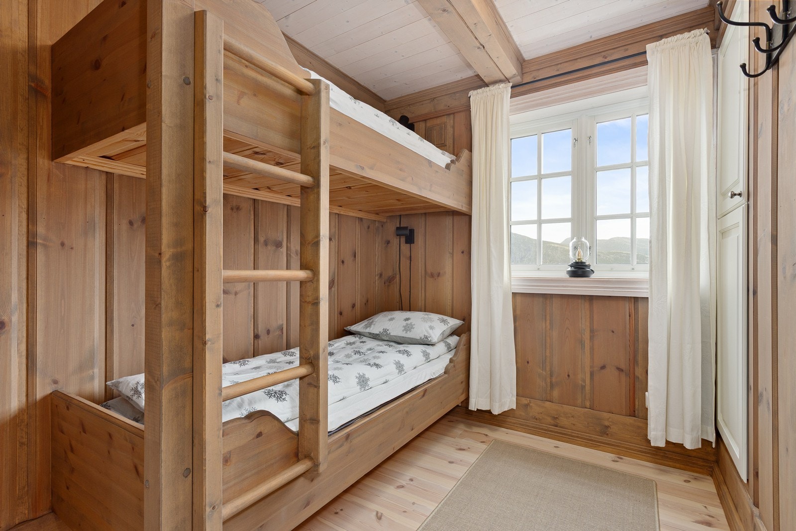 Soverom 3 - Praktisk soverom med plassbygd køyeseng. Galleribilde