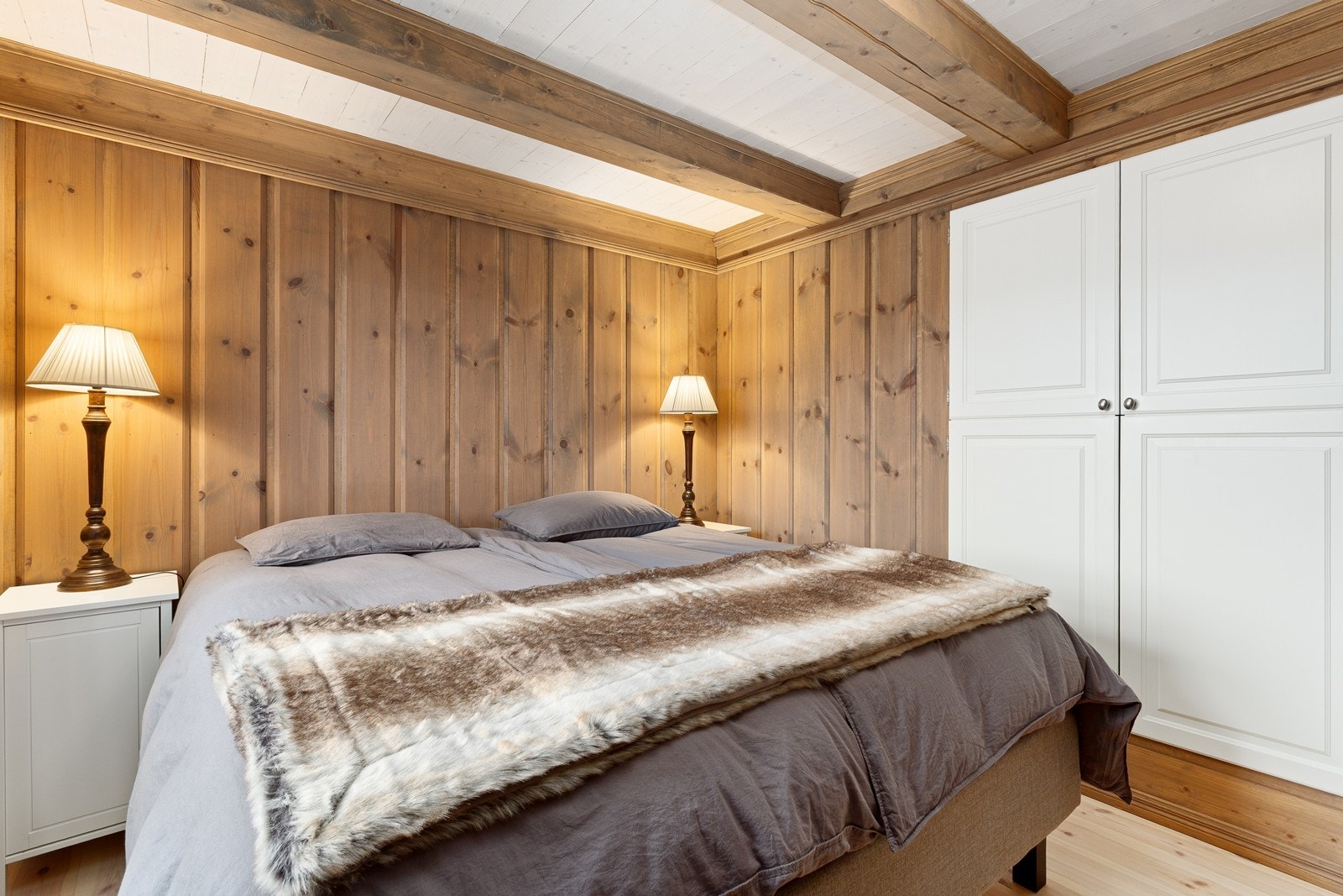 Rommet har innebygde garderobeskap som sikrer god oppbevaring. Galleribilde