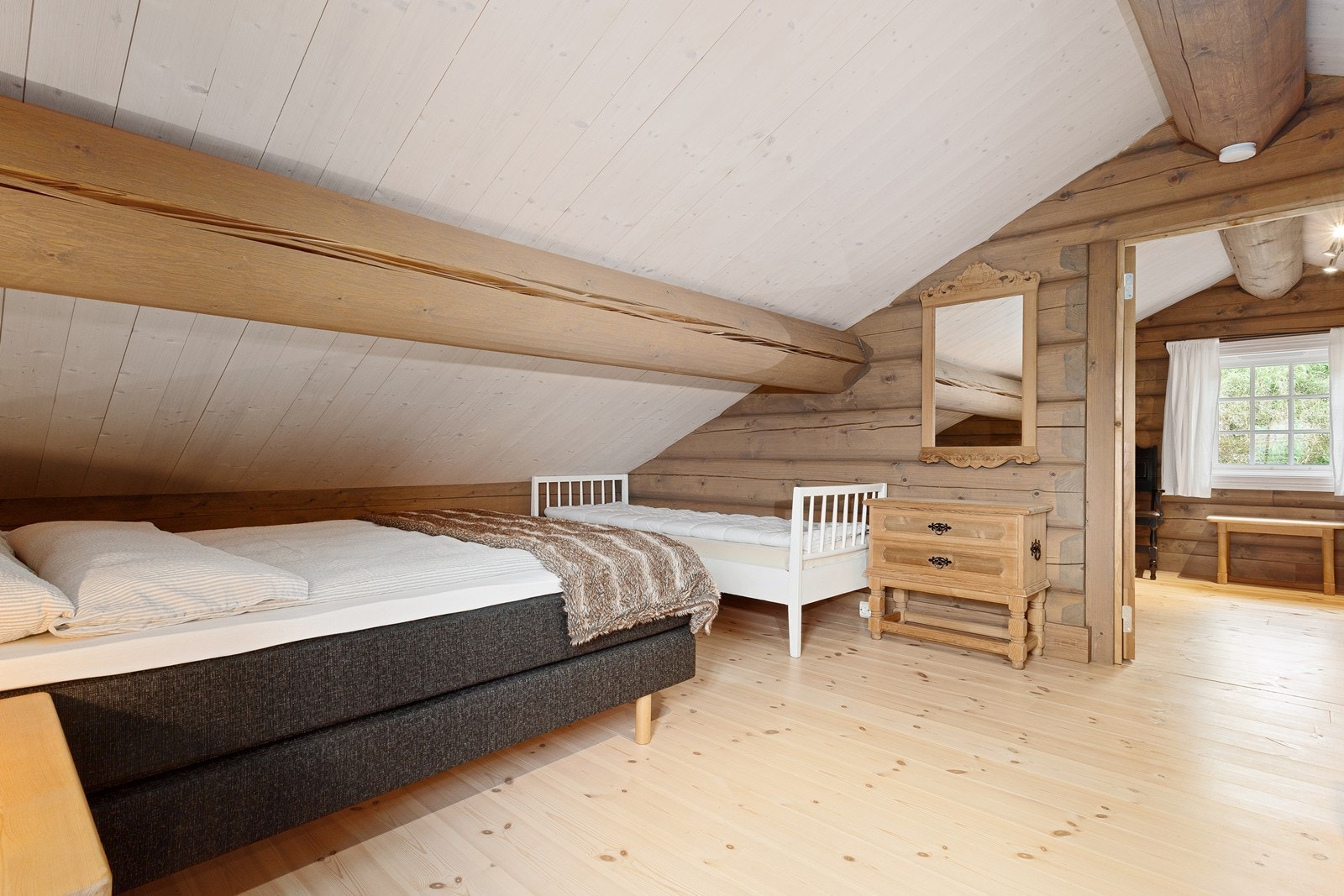 De to rommene gir ekstra boltreplass for familien og oppbevaringsplass. Galleribilde