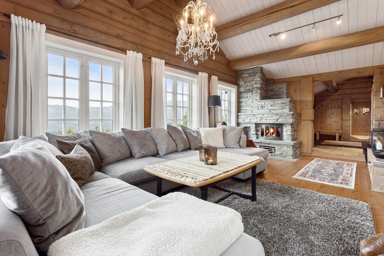 Gulvene er av behandlede gulvbord, mens både vegger og himlinger er kledd med malt panel, som gir et helhetlig og gjennomført uttrykk. Galleribilde