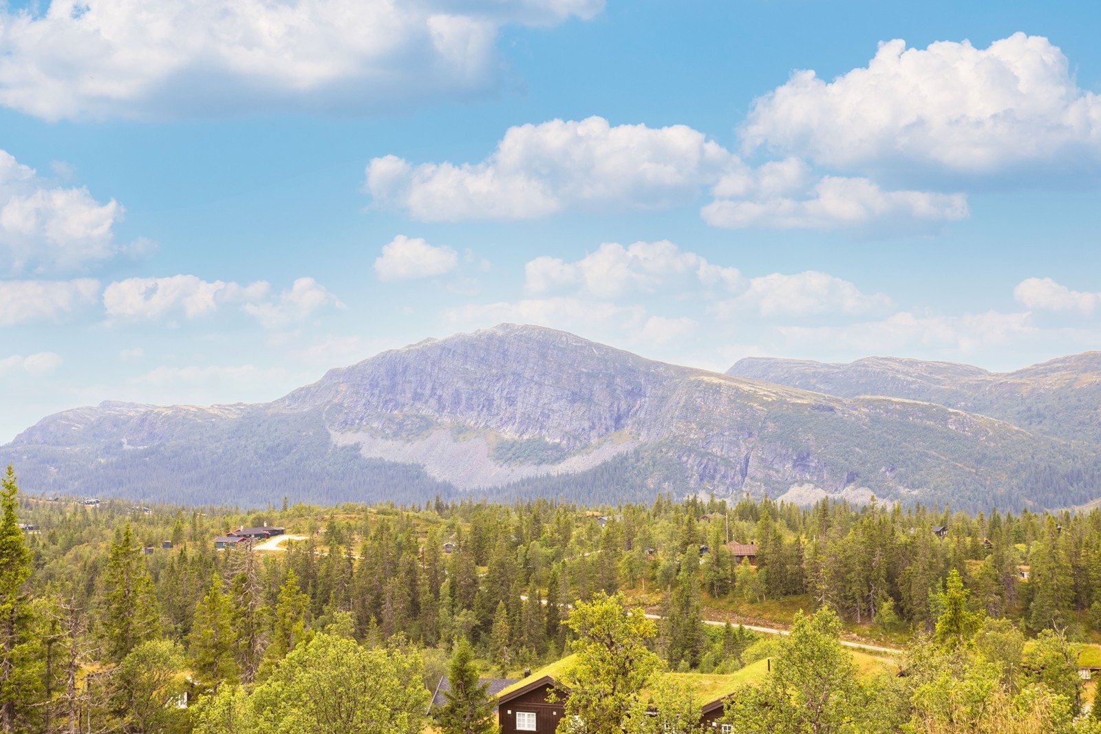 Flott og uskjermet utsikt over nærliggende fjellområder. Galleribilde