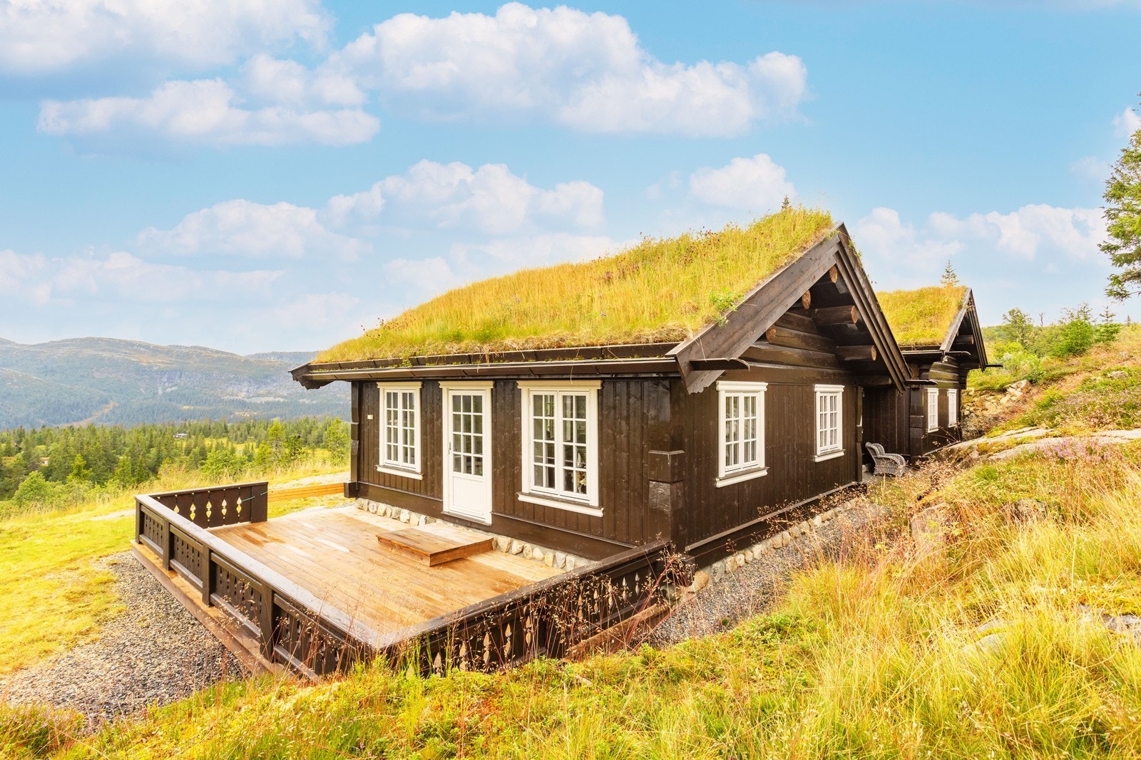 Eiendommen er pent opparbeidet med beplantet hage og gruset gårdsplass. Galleribilde