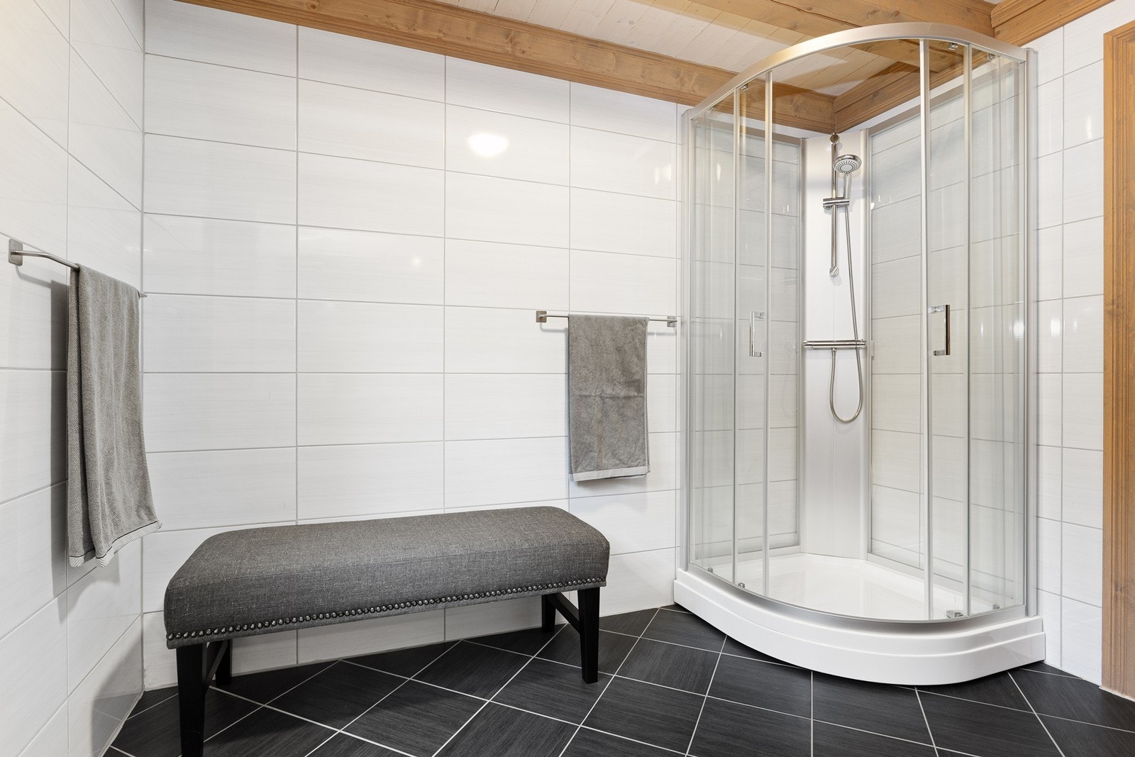 Rommet er utstyrt med innredning med dobbel servanttopp, samt toalett og dusjkabinett. Galleribilde