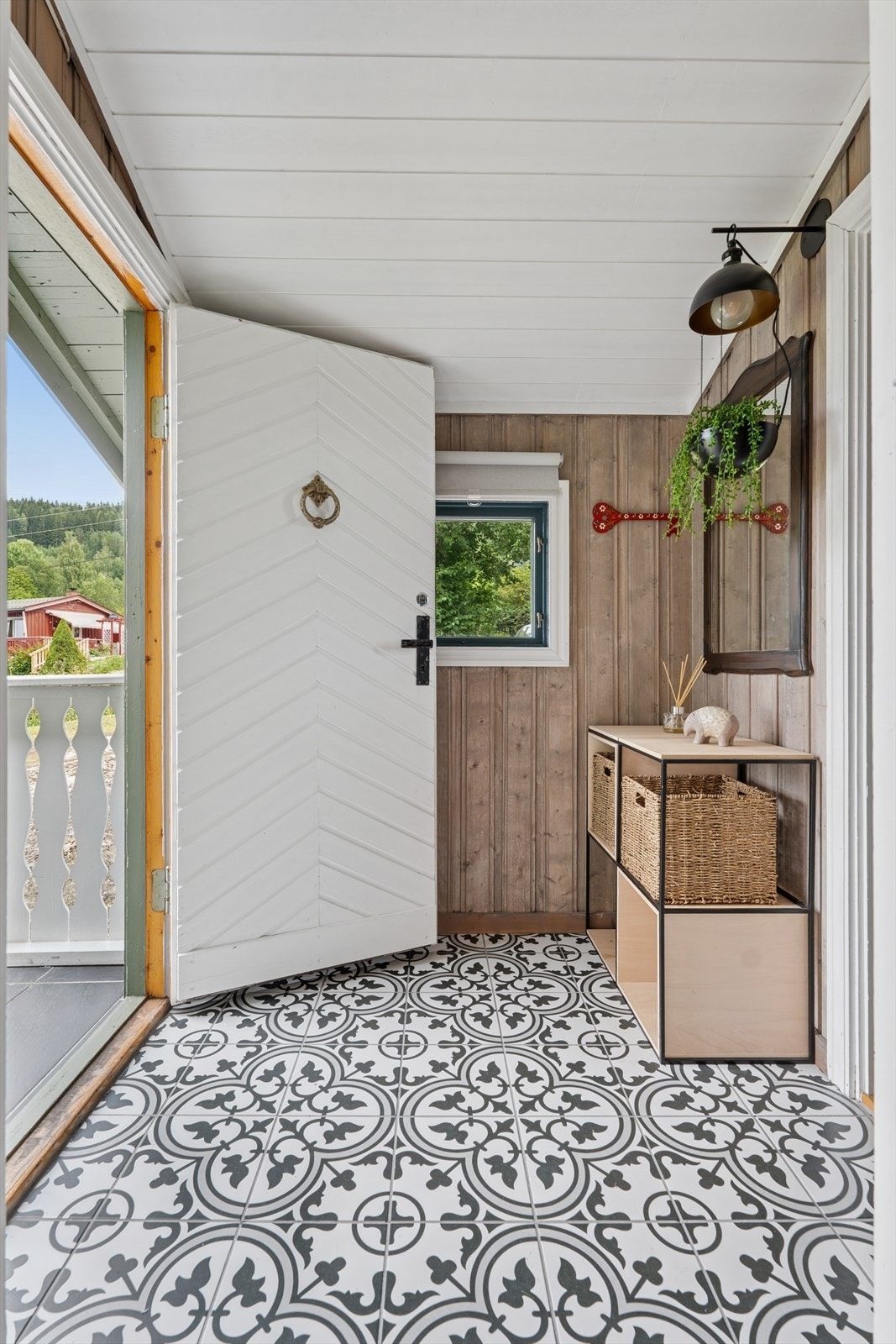 Det ble lagt nye fliser i gangen og hele hytta ble malt innvendig i 2024. Galleribilde