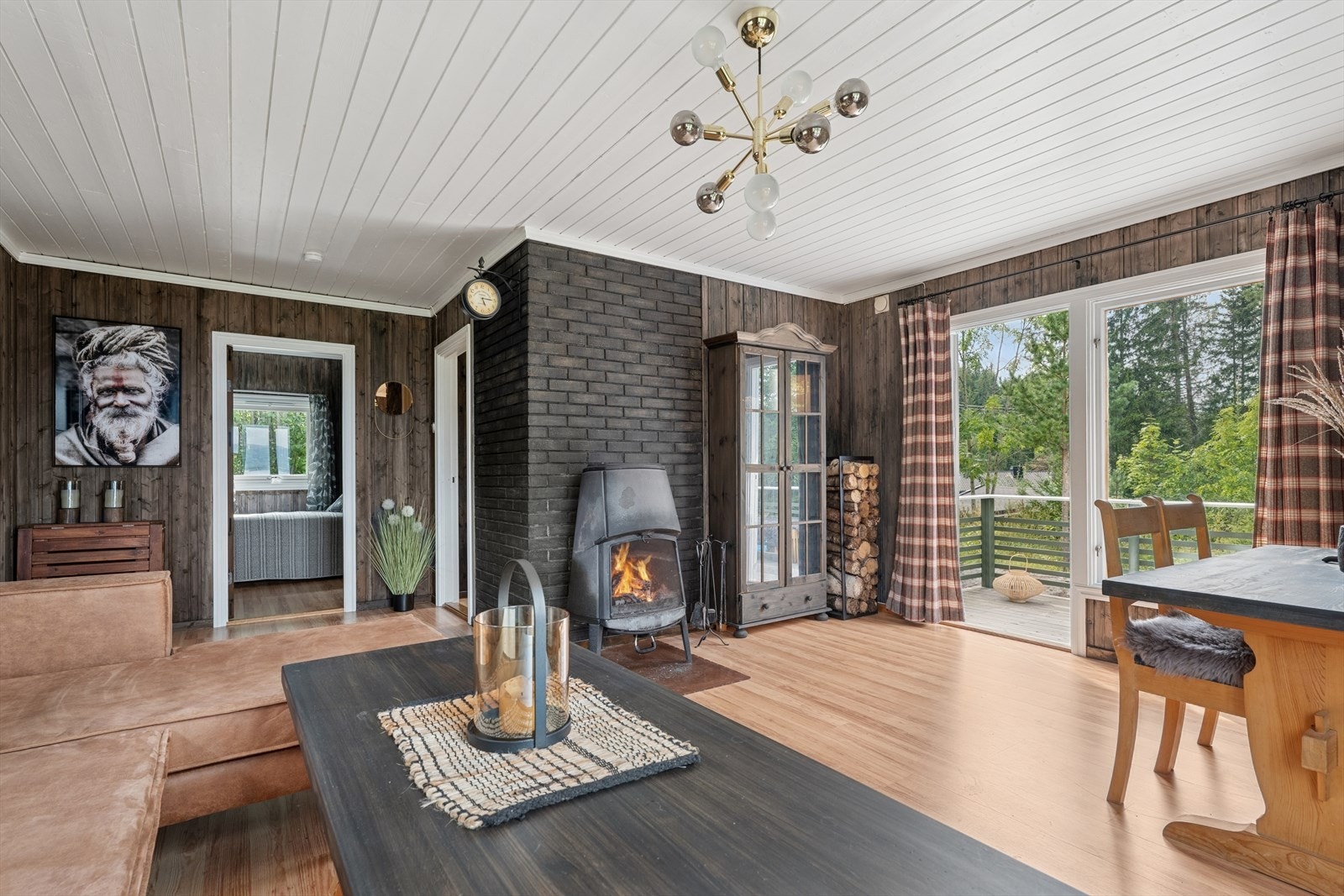 Vedovn sentralt plassert for ekstra hygge og varme på kaldere dager. Galleribilde