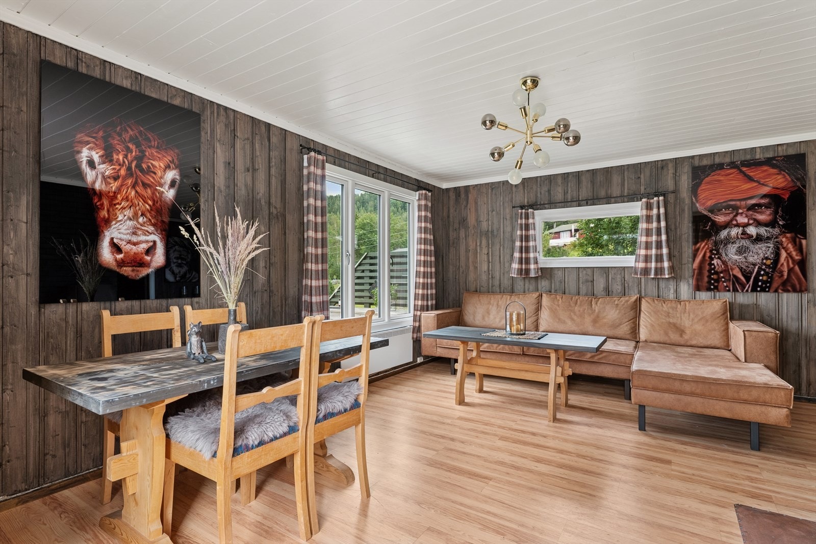 Koselig stue med plass til flere sittegrupper. Galleribilde