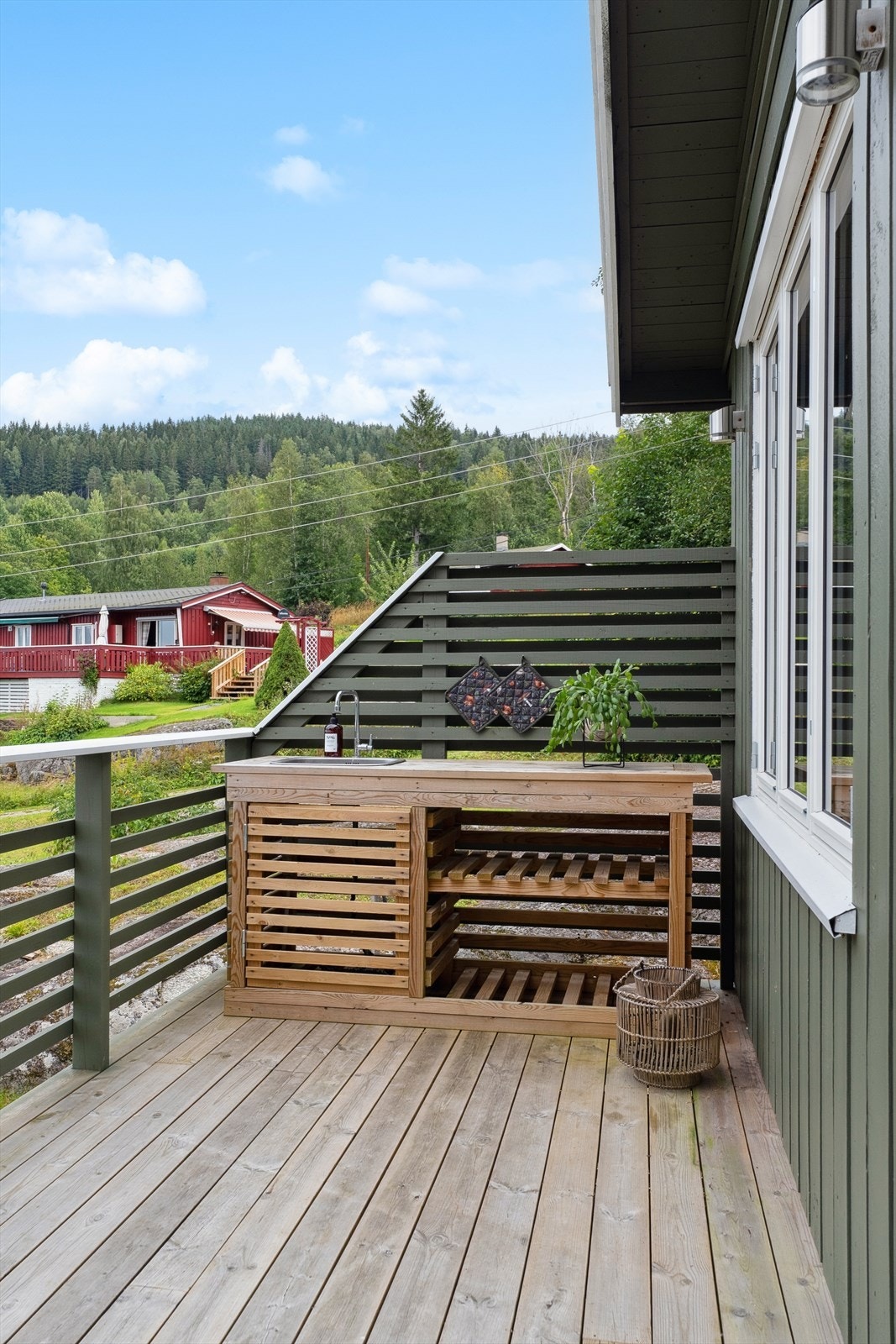 Praktisk utekjøkken på terrasse. Galleribilde