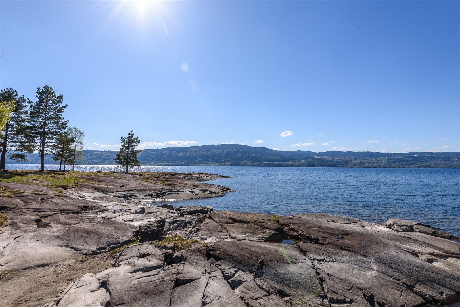 Langs Mjøsa finner du flere fine badeplasser og båthavn. Galleribilde