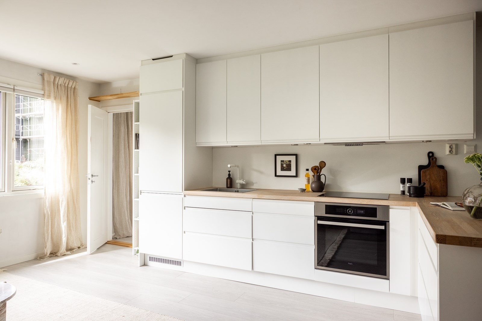 Kjøkkenet har integrerte hvitevarer som platetopp, stekeovn, oppvaskmaskin og kjøl/fryseskap. Varmtvannsbereder på ca. 120 liter er plassert i kjøkkeninnredningen. Galleribilde