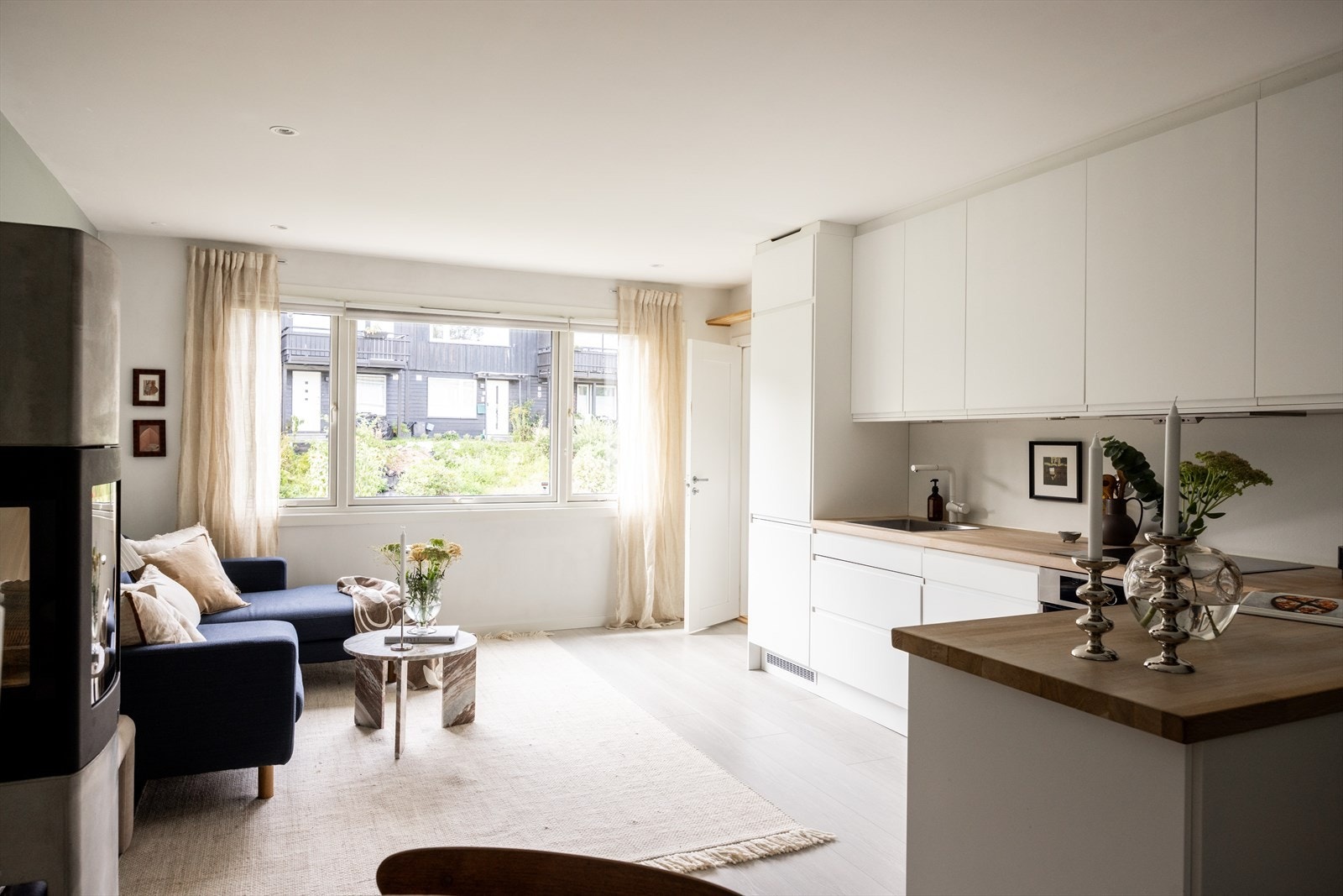 Gulvene er belagt med pen Pergo-laminat, og veggene er malt i delikate, lyse fargetoner - et stilrent utgangspunkt for å skape et personlig hjem. Galleribilde